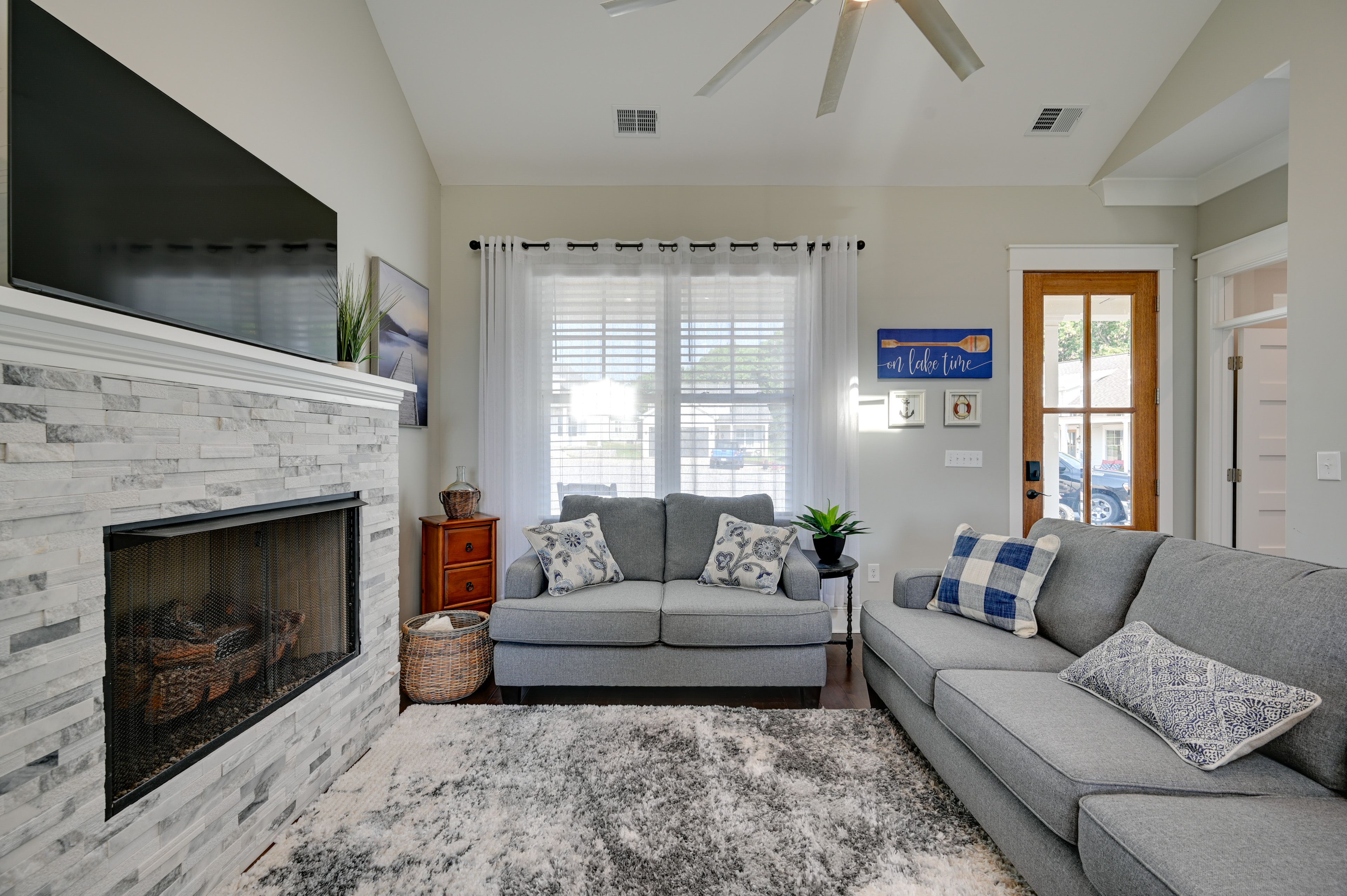 Living Room | Free WiFi | Fireplace | Smart TV | Central Air Conditioning