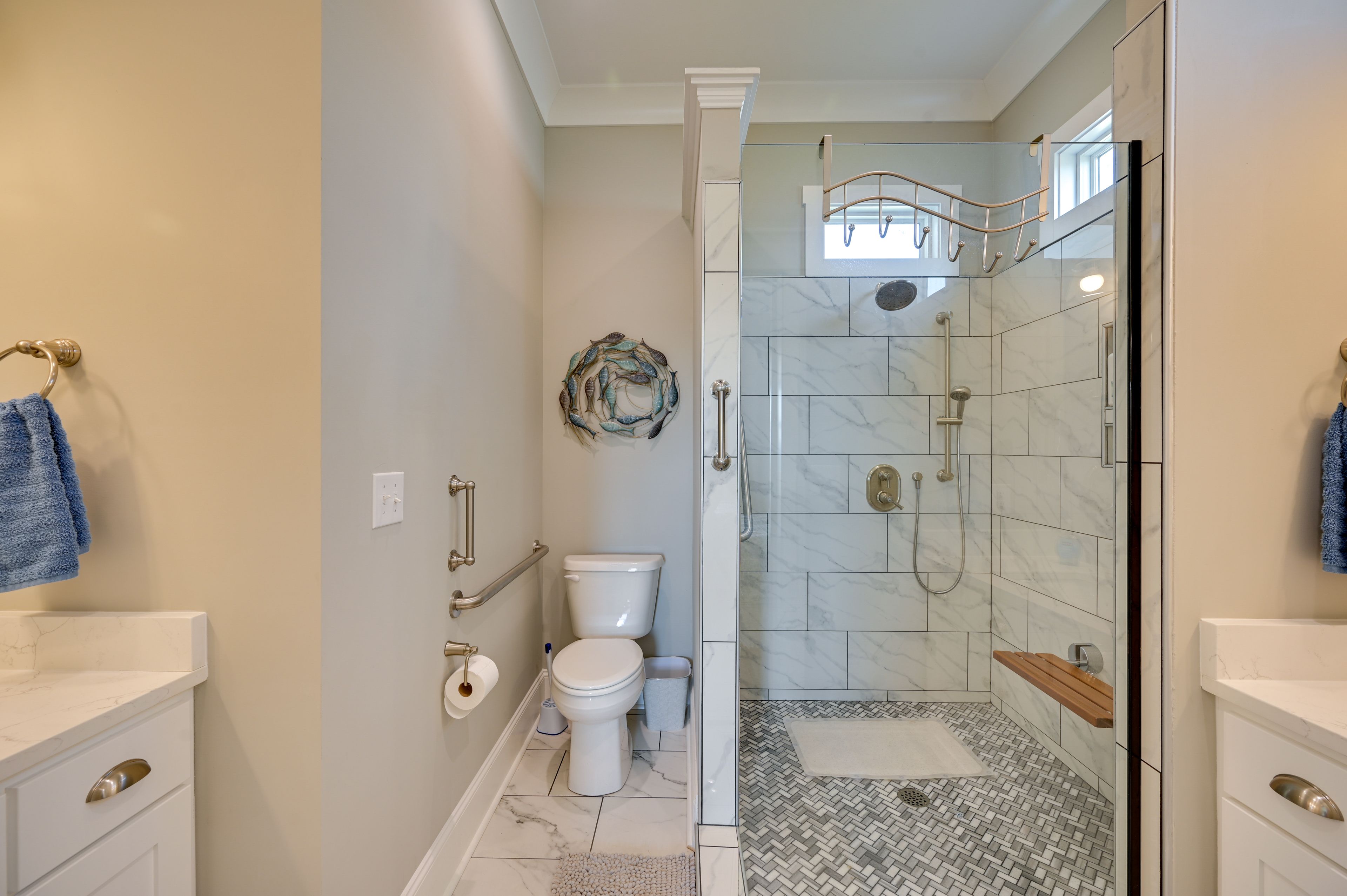 Full Bathroom | Towels Provided