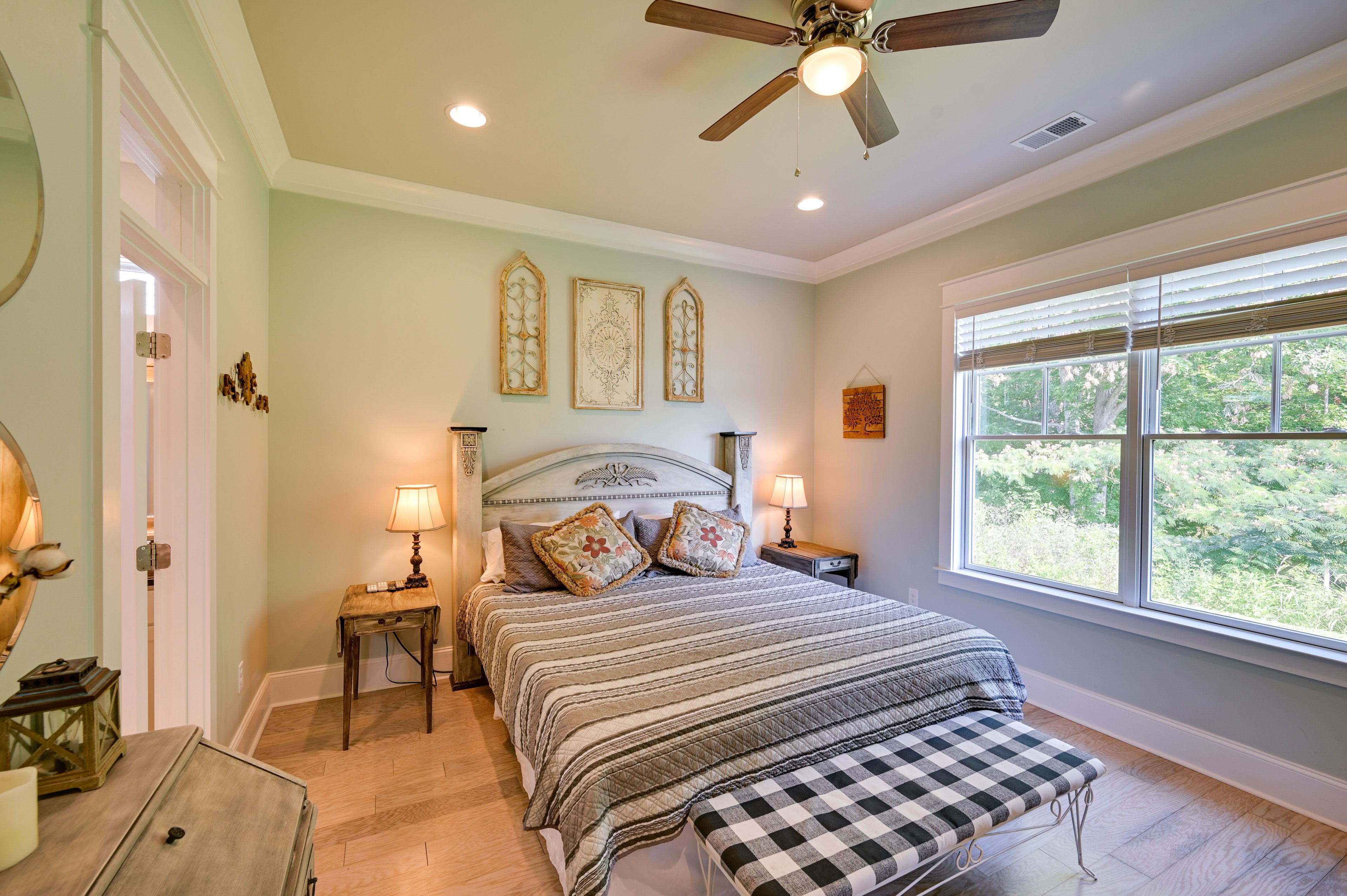 Bedroom 1 | 1st Floor | King Bed | Smart TV | Linens Provided