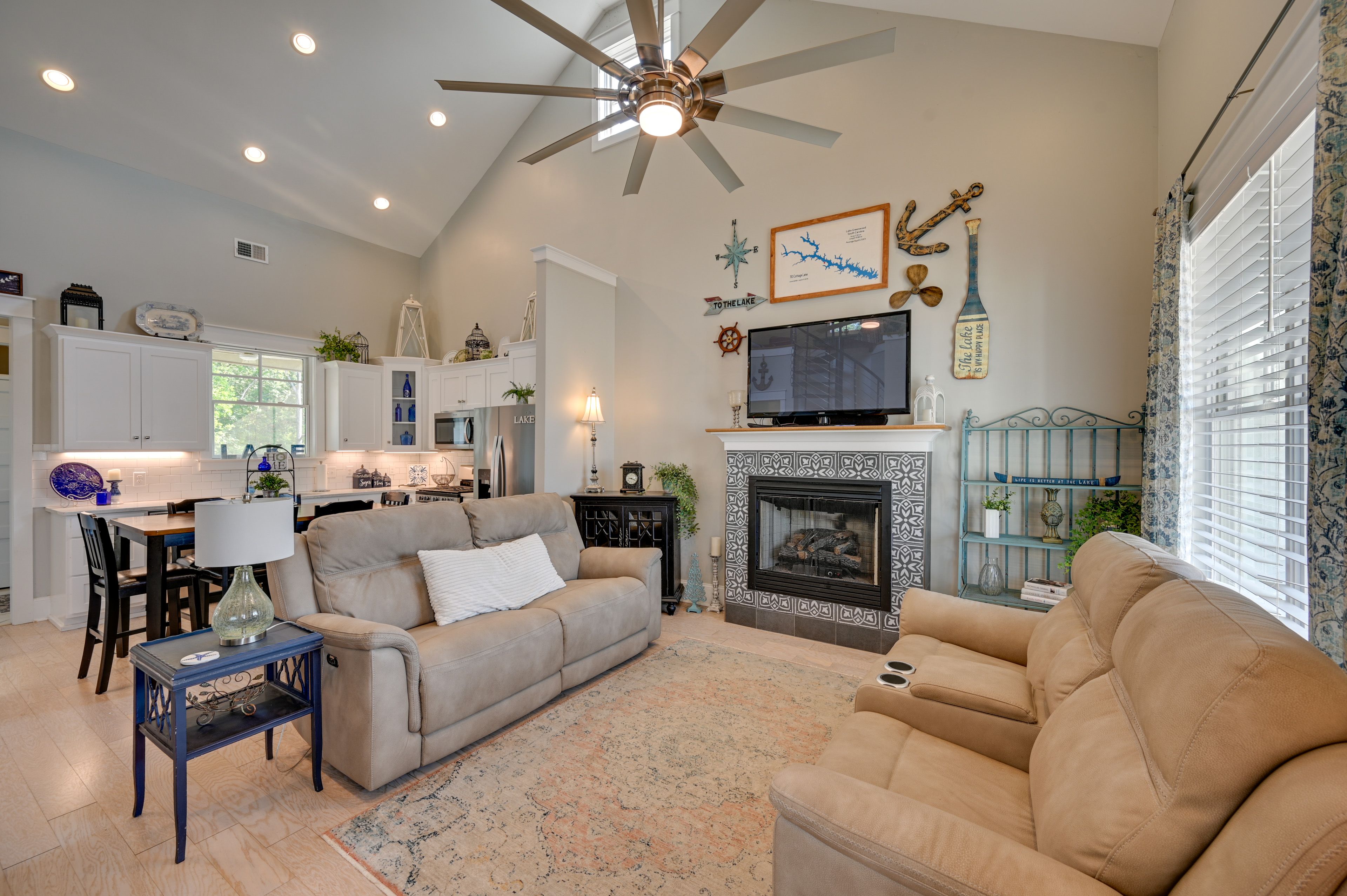 Living Room | 1st Floor | Smart TV | Free WiFi | Gas Fireplace