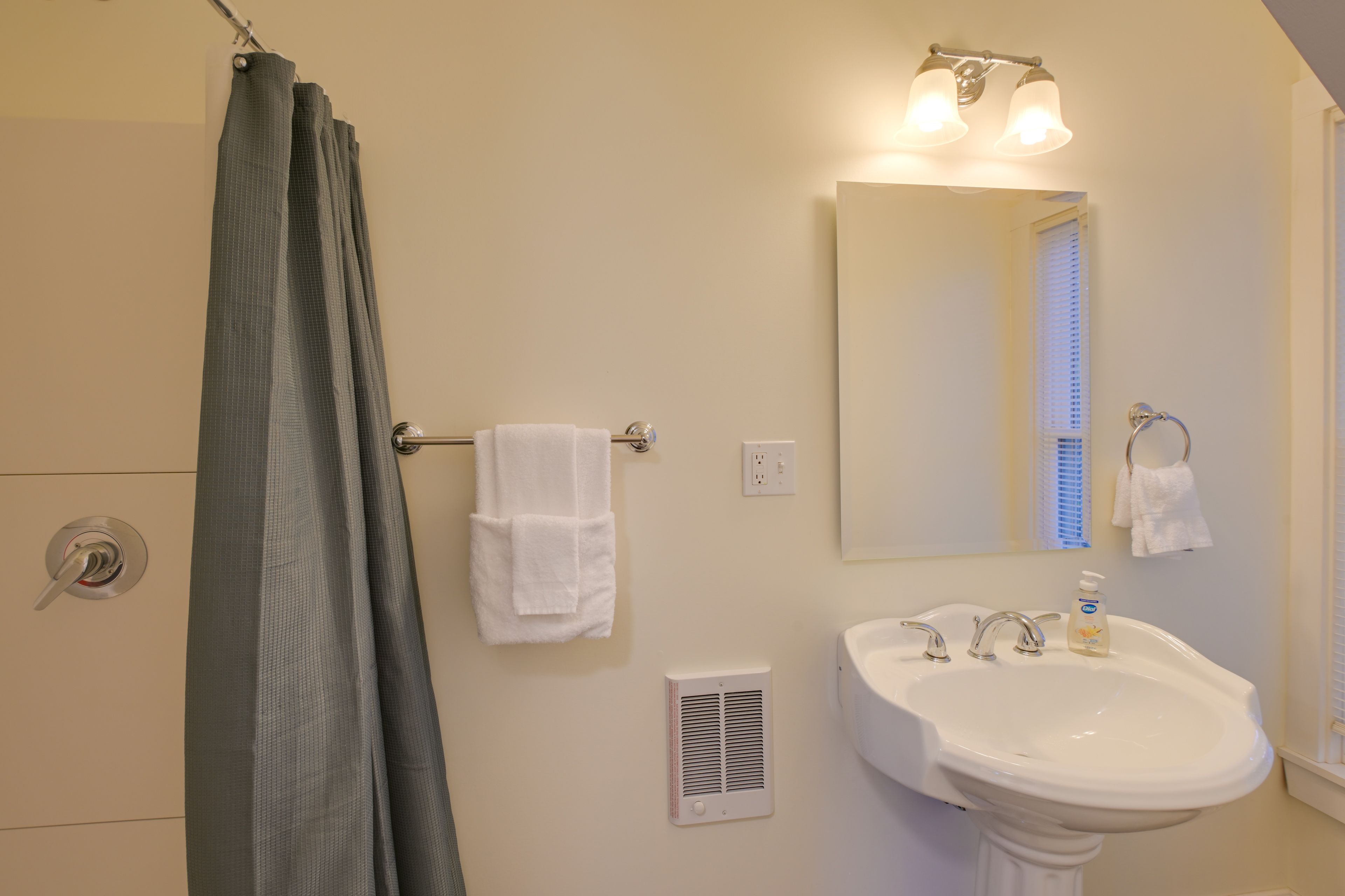 Full Bathroom | Towels Provided | Main Level