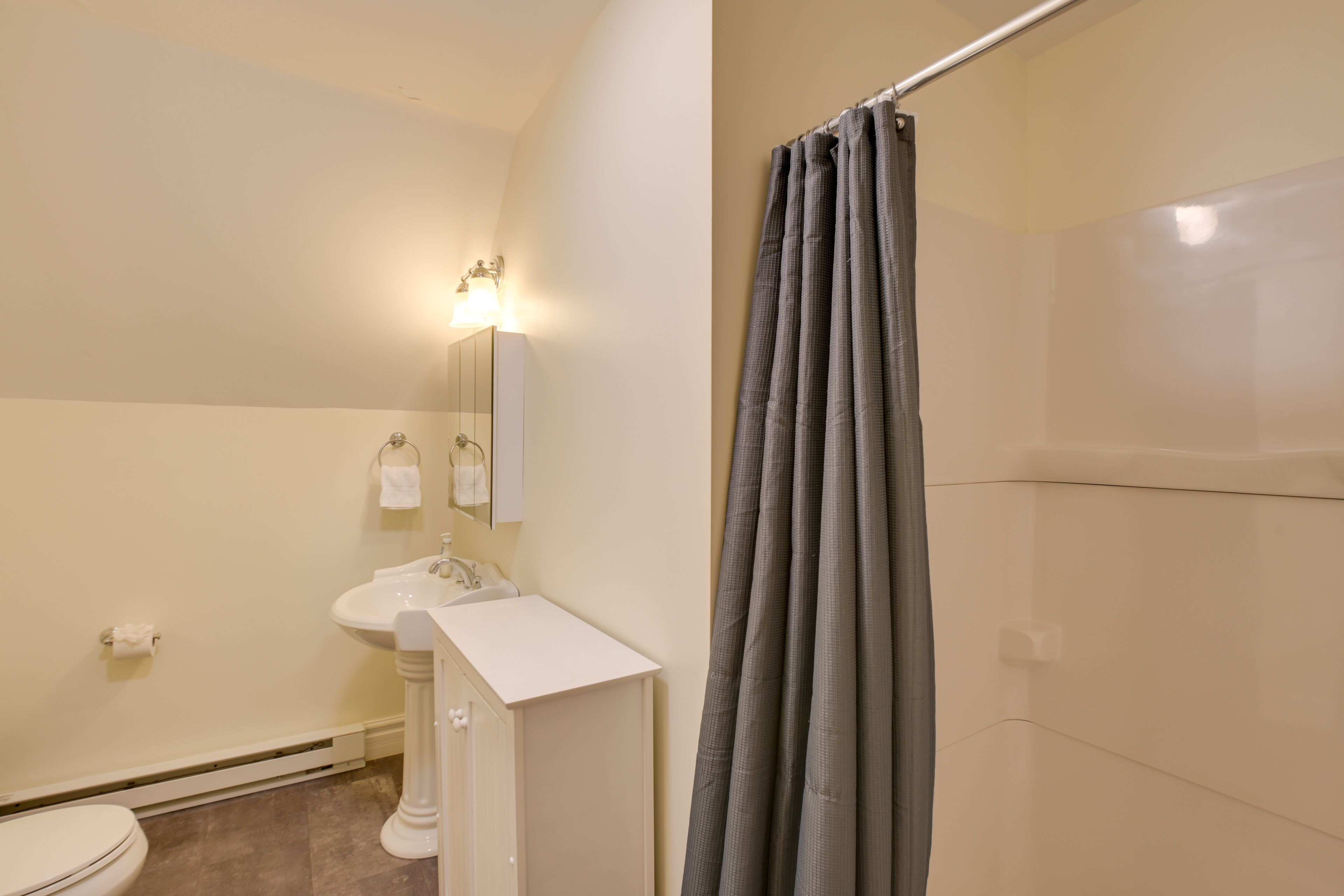 Full Bathroom | Upper Level