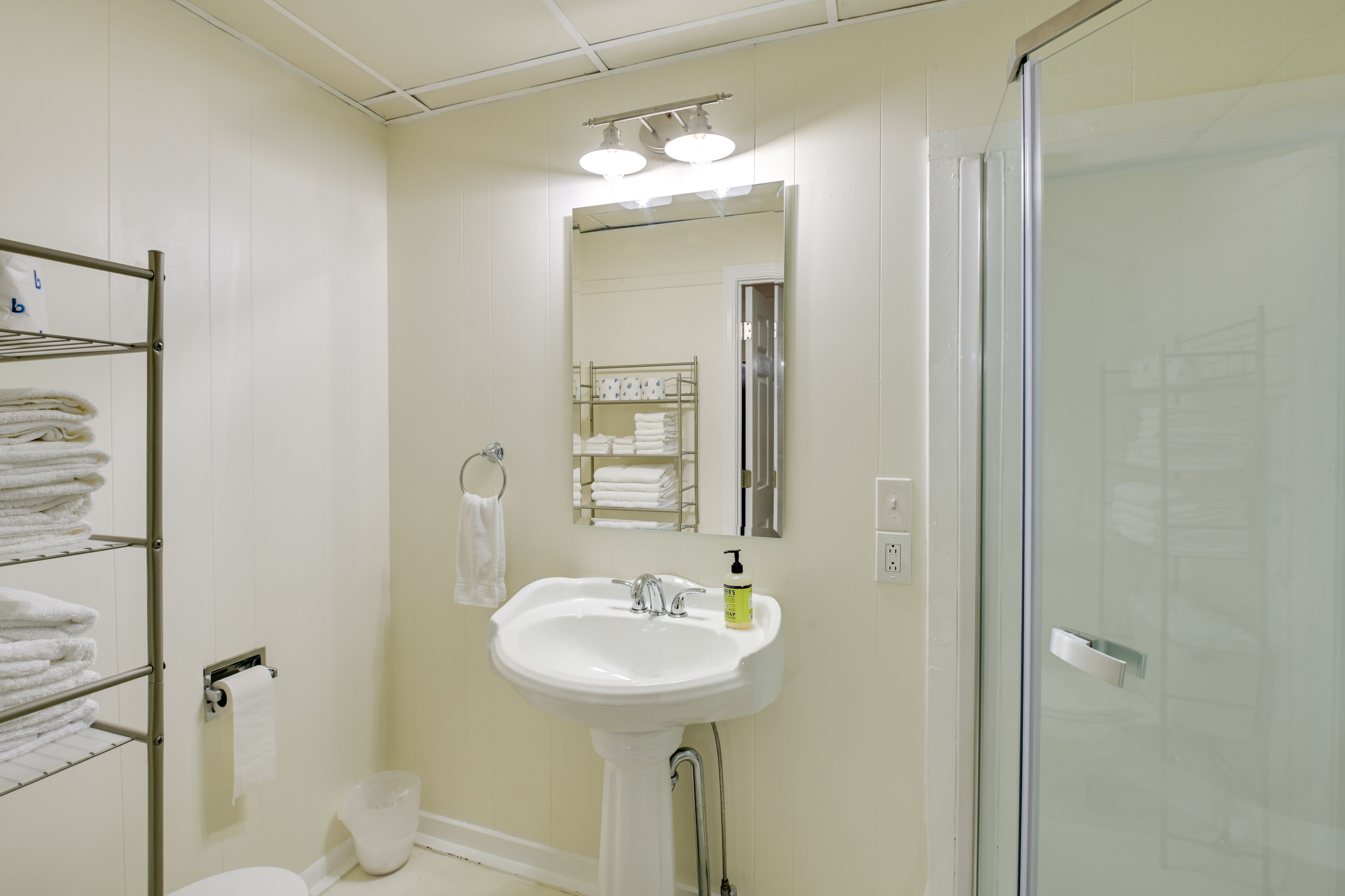 Full Bathroom | Towels Provided