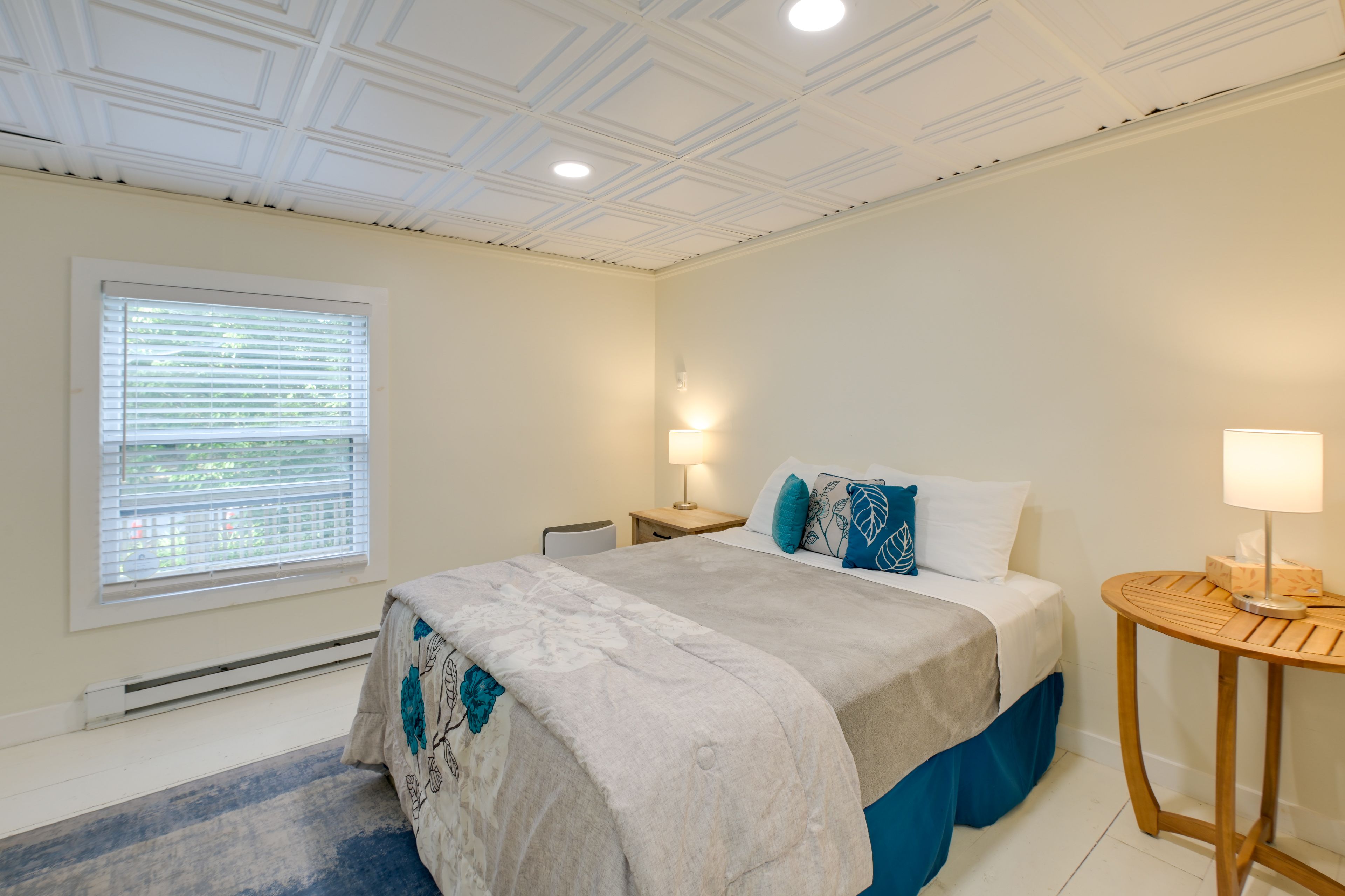 Bedroom | Queen Bed | Smart TV | Linens Provided