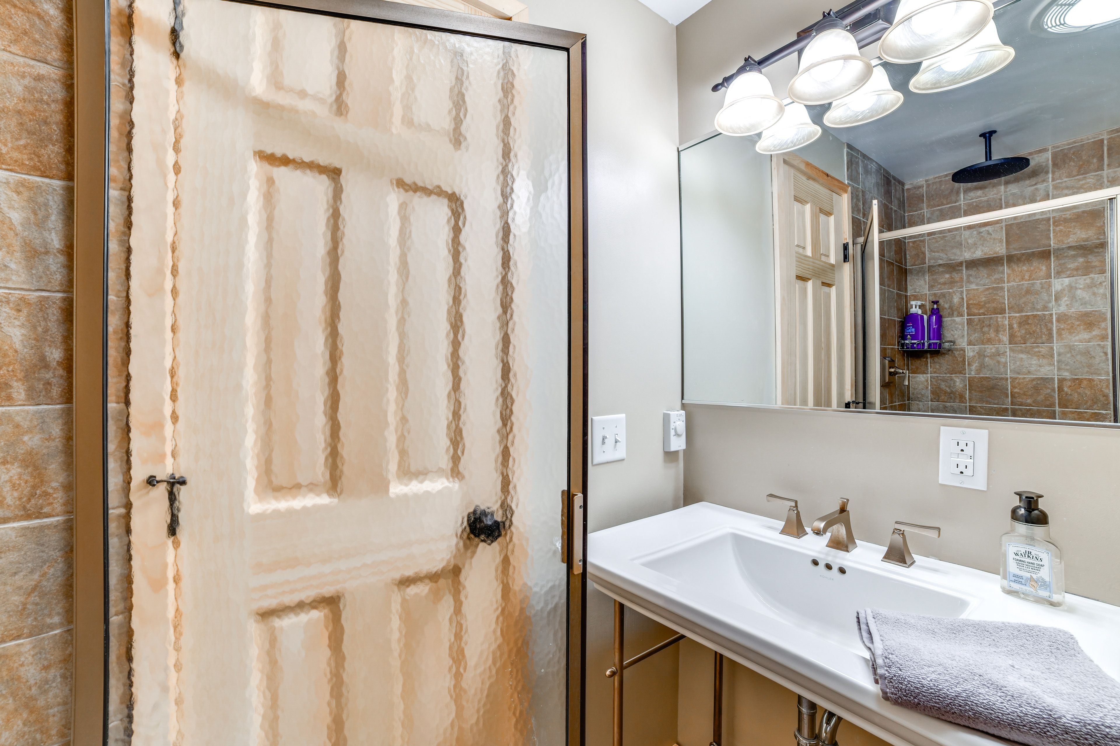 Full Bathroom | 1st Floor | Towels Provided