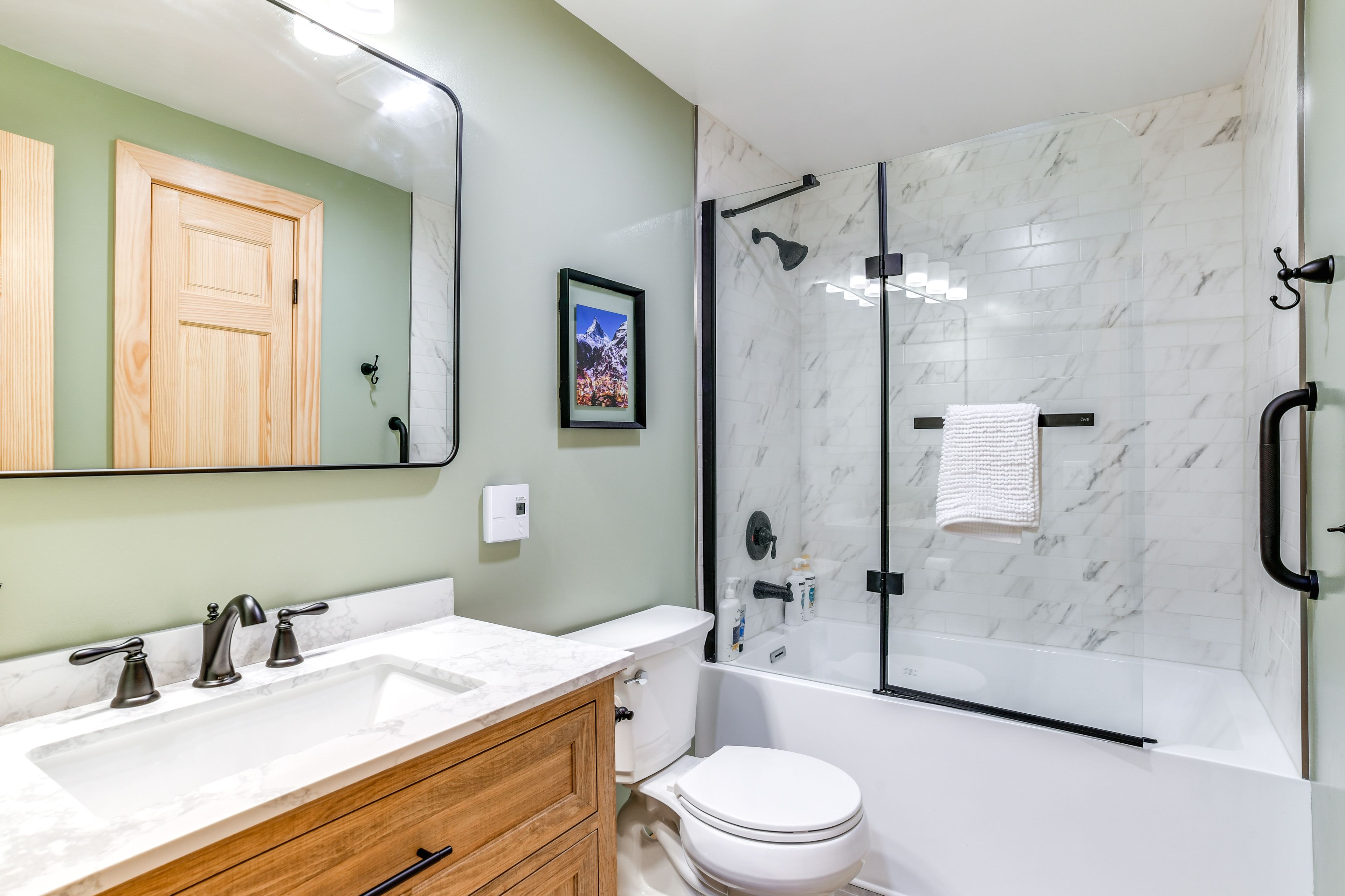 Full Bathroom | 2nd Floor | Towels Provided