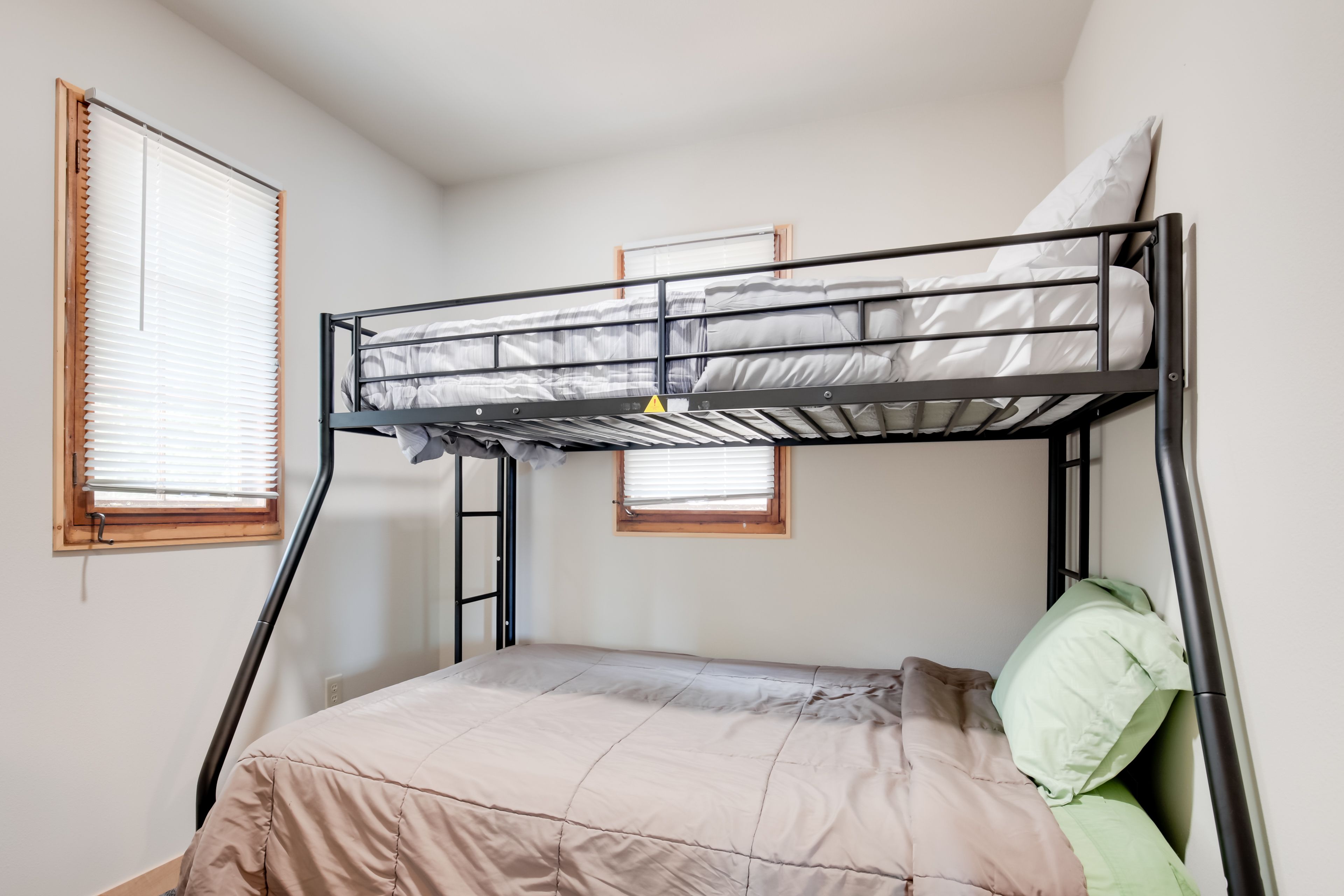 Bedroom 2 | Twin/Full Bunk Bed