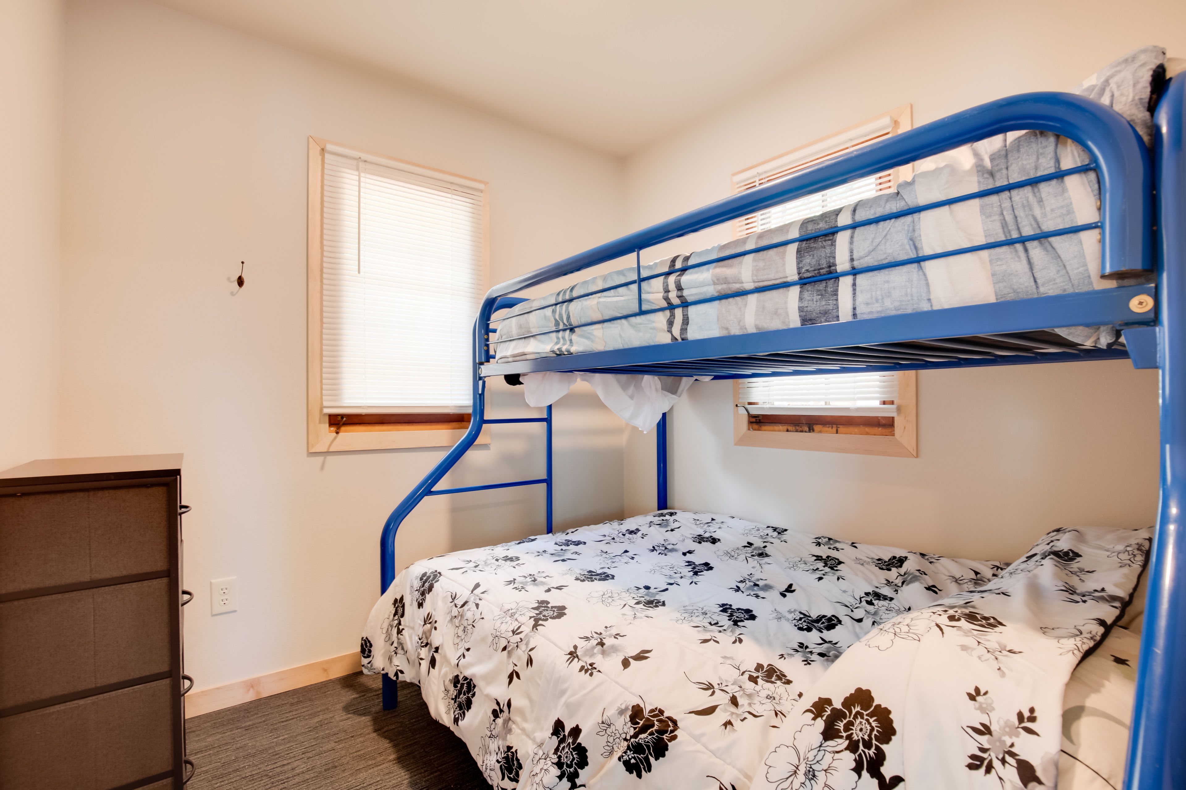 Bedroom 2 | Twin/Full Bunk Bed