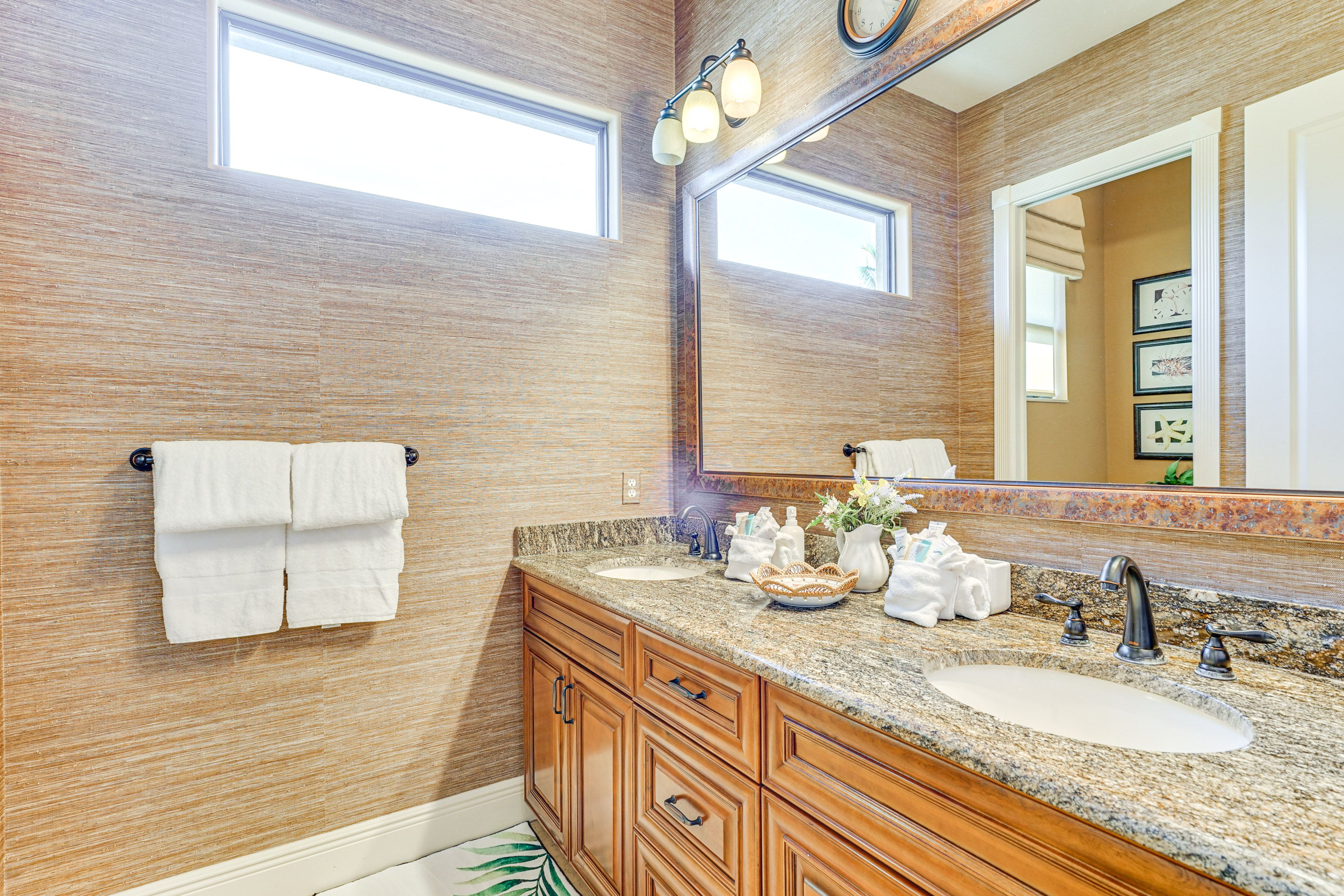 Full Bathroom | Complimentary Toiletries