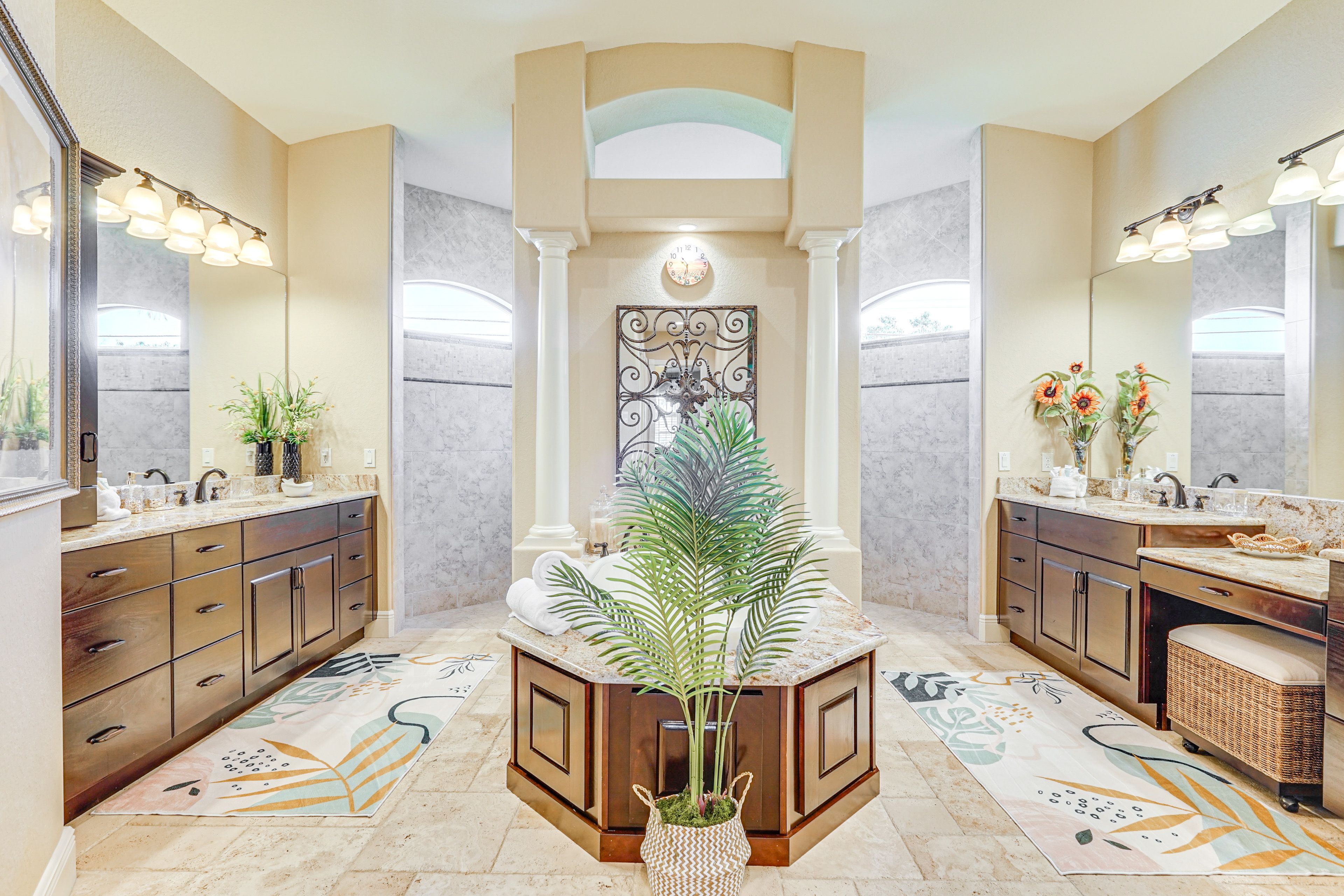 En-Suite Bathroom | Towels Provided | Bathtub