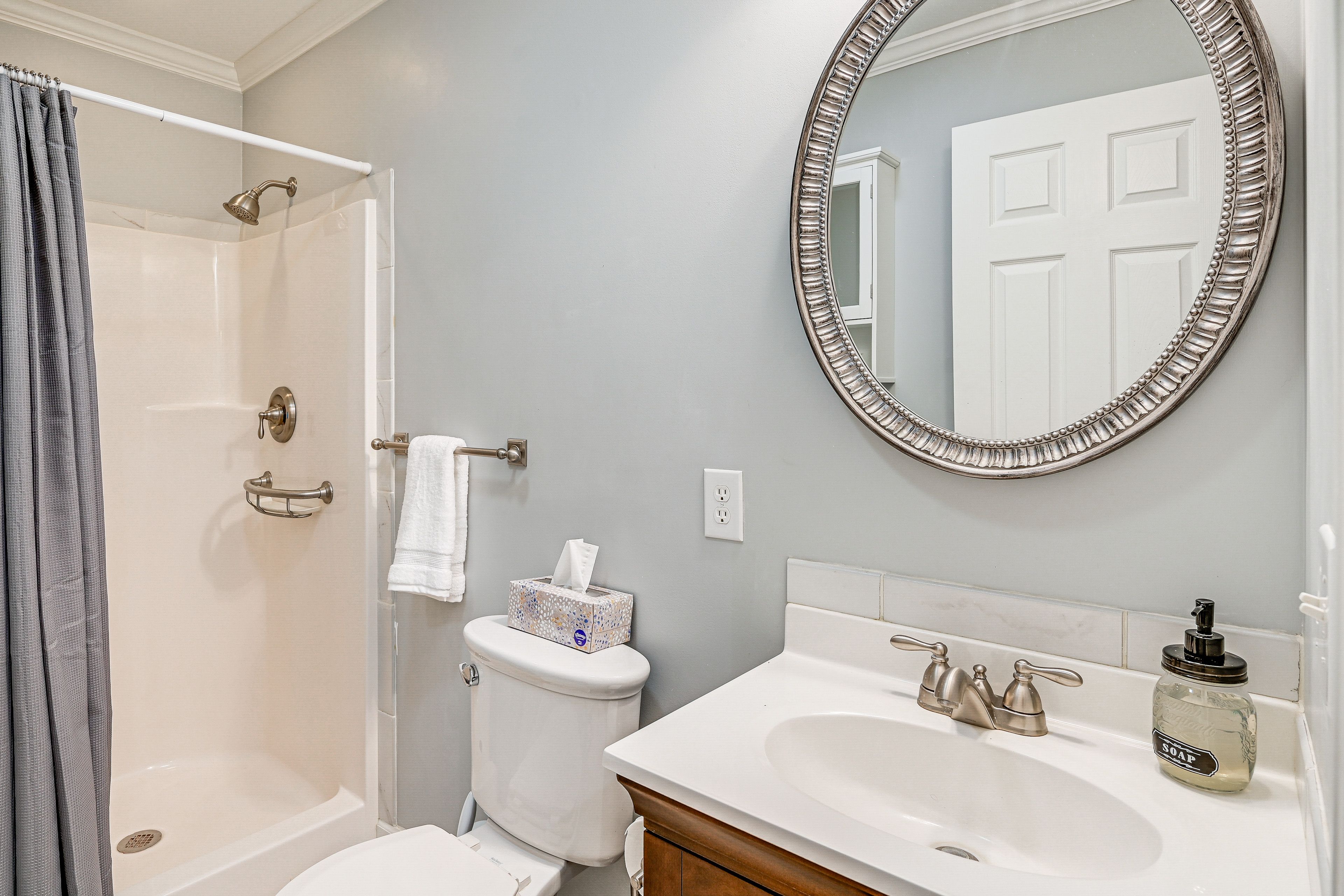 Full Bathroom | 2nd Floor | Towels Provided