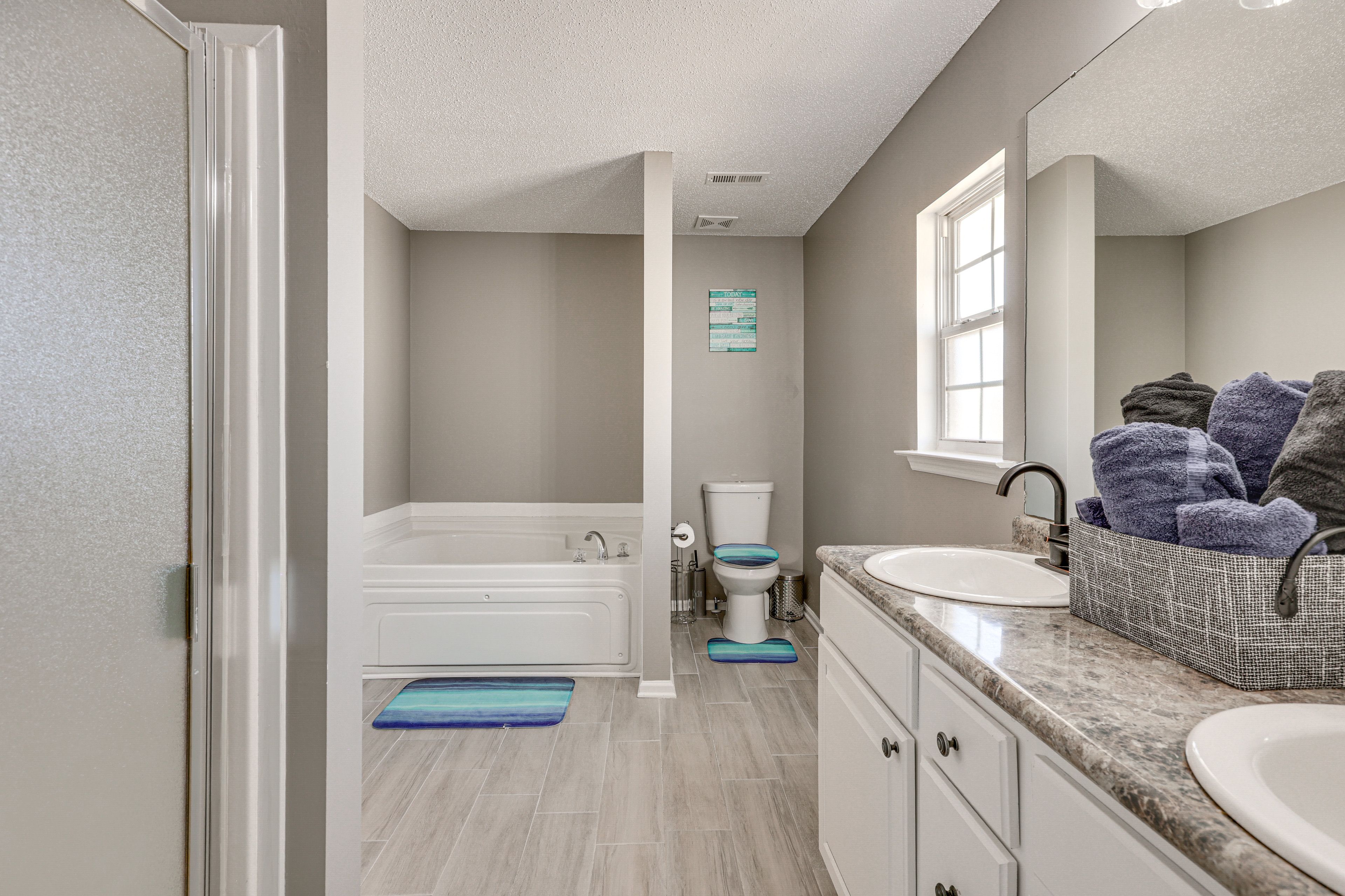 Full Bathroom | 2nd Floor