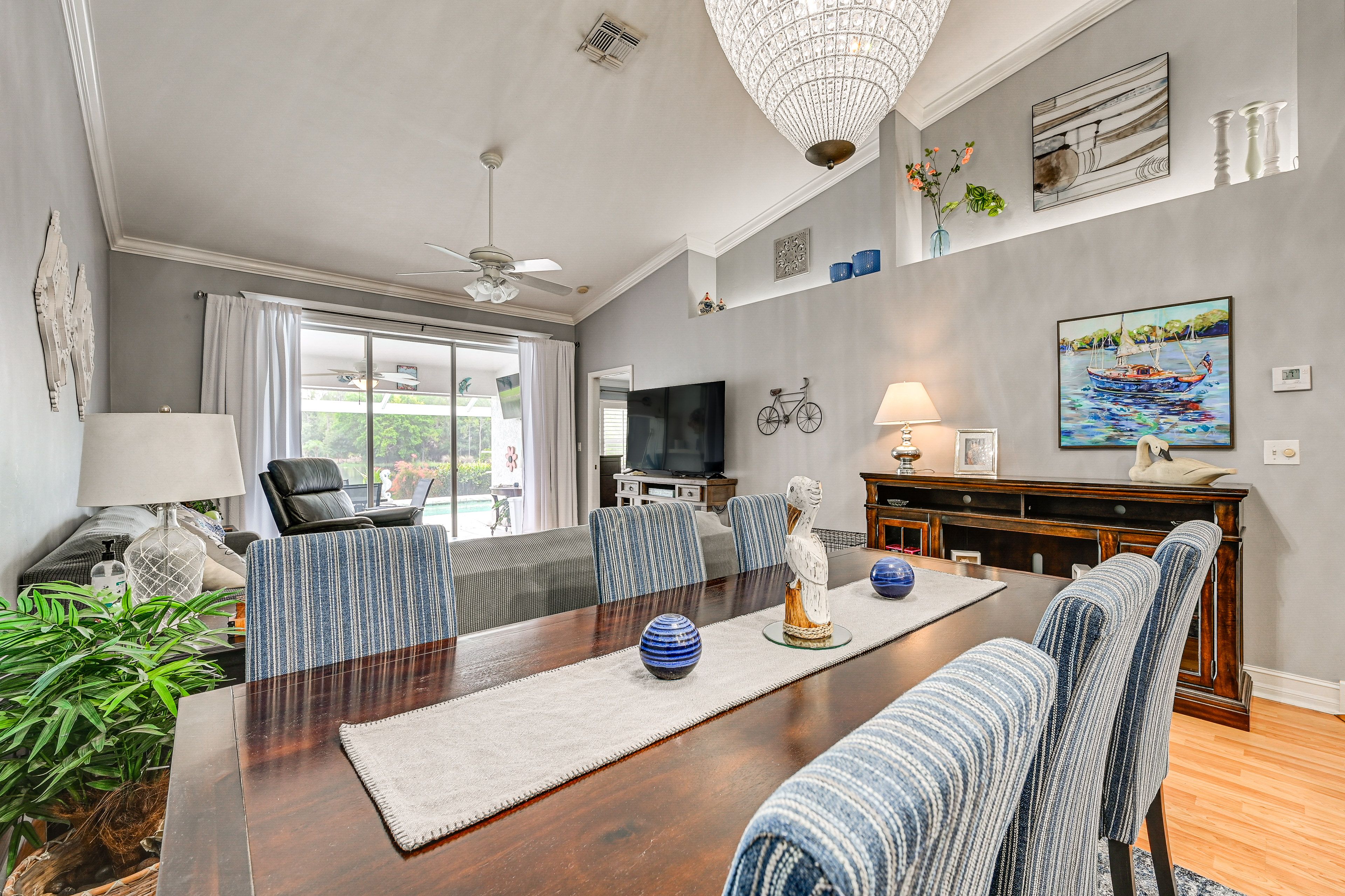 Dining Area | Dishware/Flatware Provided