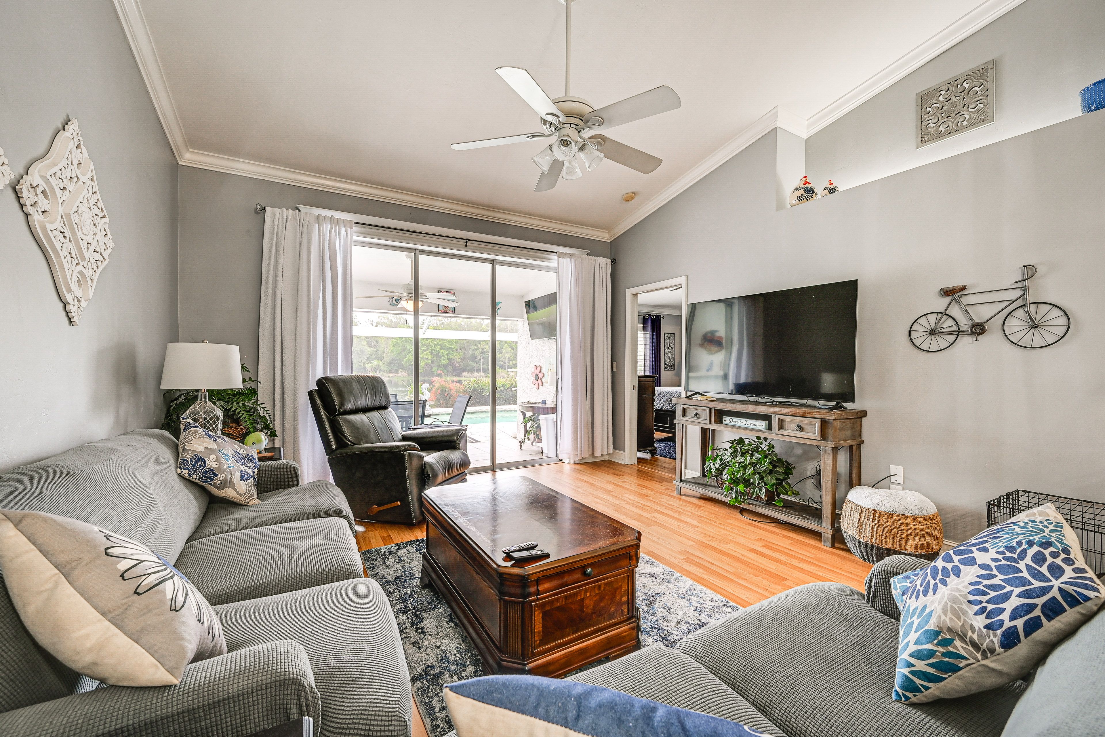 Living Room | Free WiFi | Central Heating & A/C | Smart TV