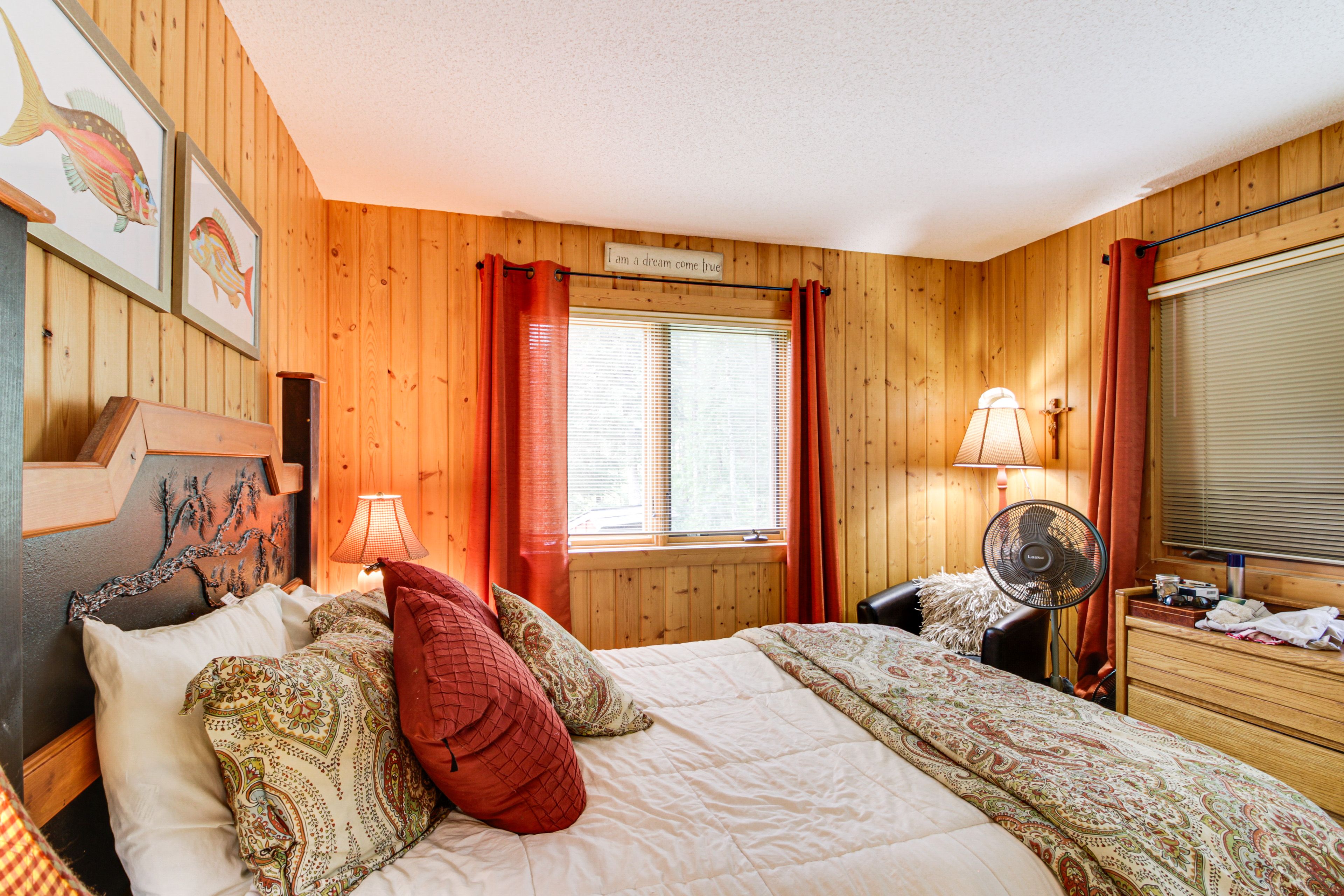 Bedroom 1 | Main Level | Queen Bed | Linens Provided