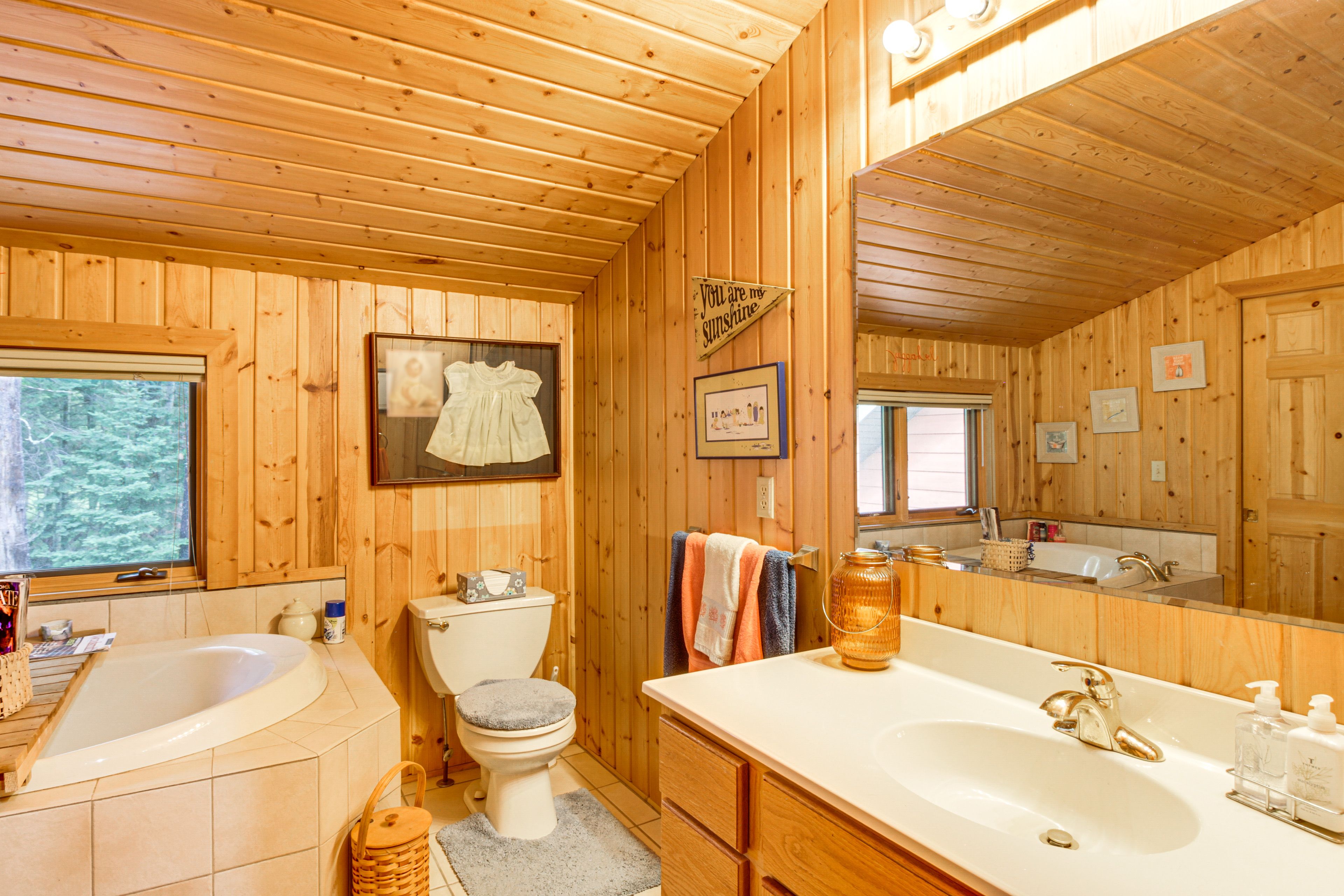 Full Bathroom | Upper Level | Jetted Tub