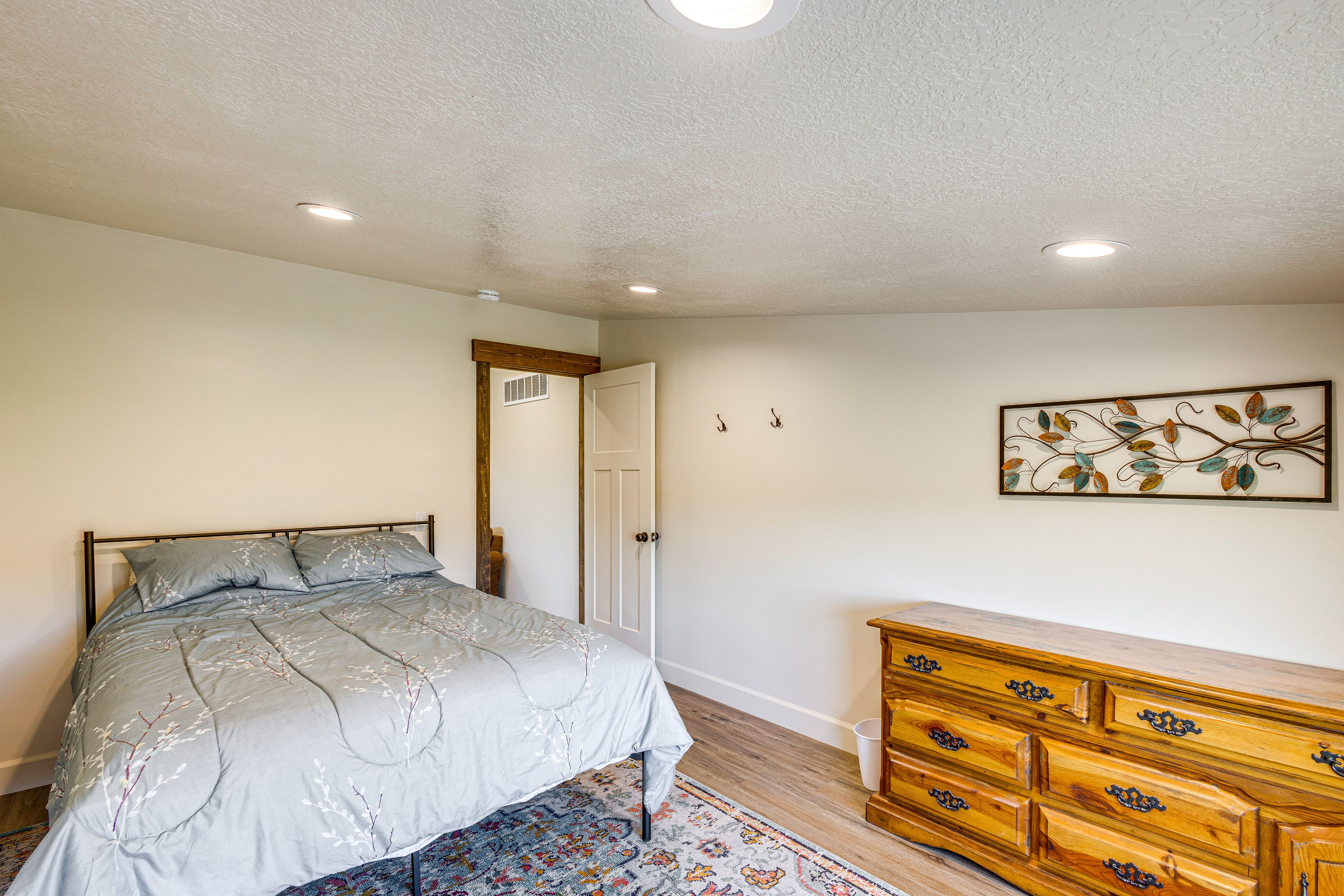 Bedroom 1 | 2nd Floor | Queen Bed