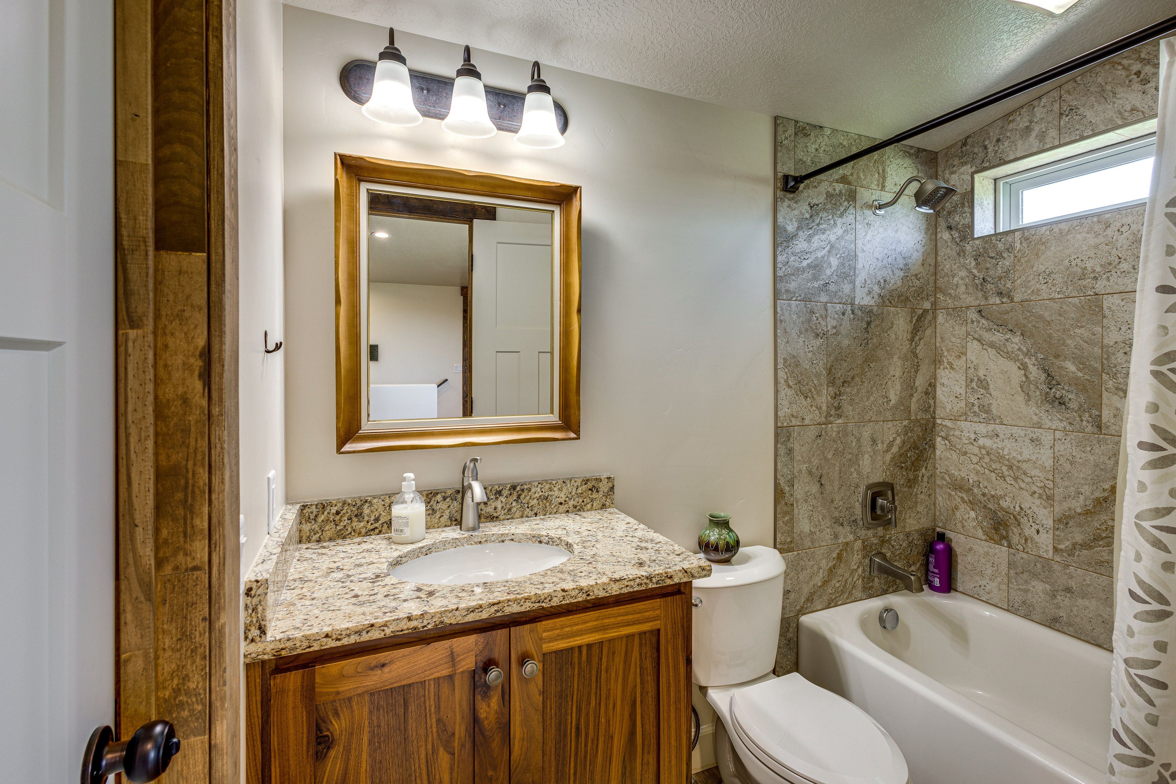 Full Bathroom | 2nd Floor | Complimentary Toiletries