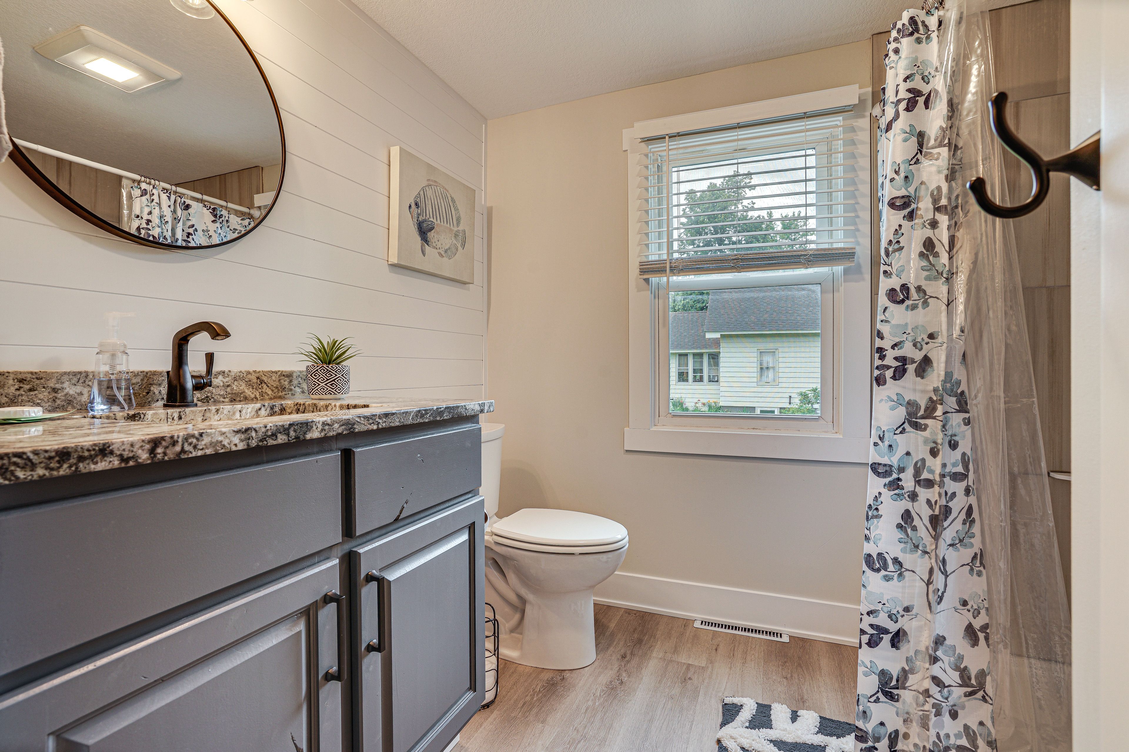 Full Bathroom | Towels Provided | Complimentary Toiletries