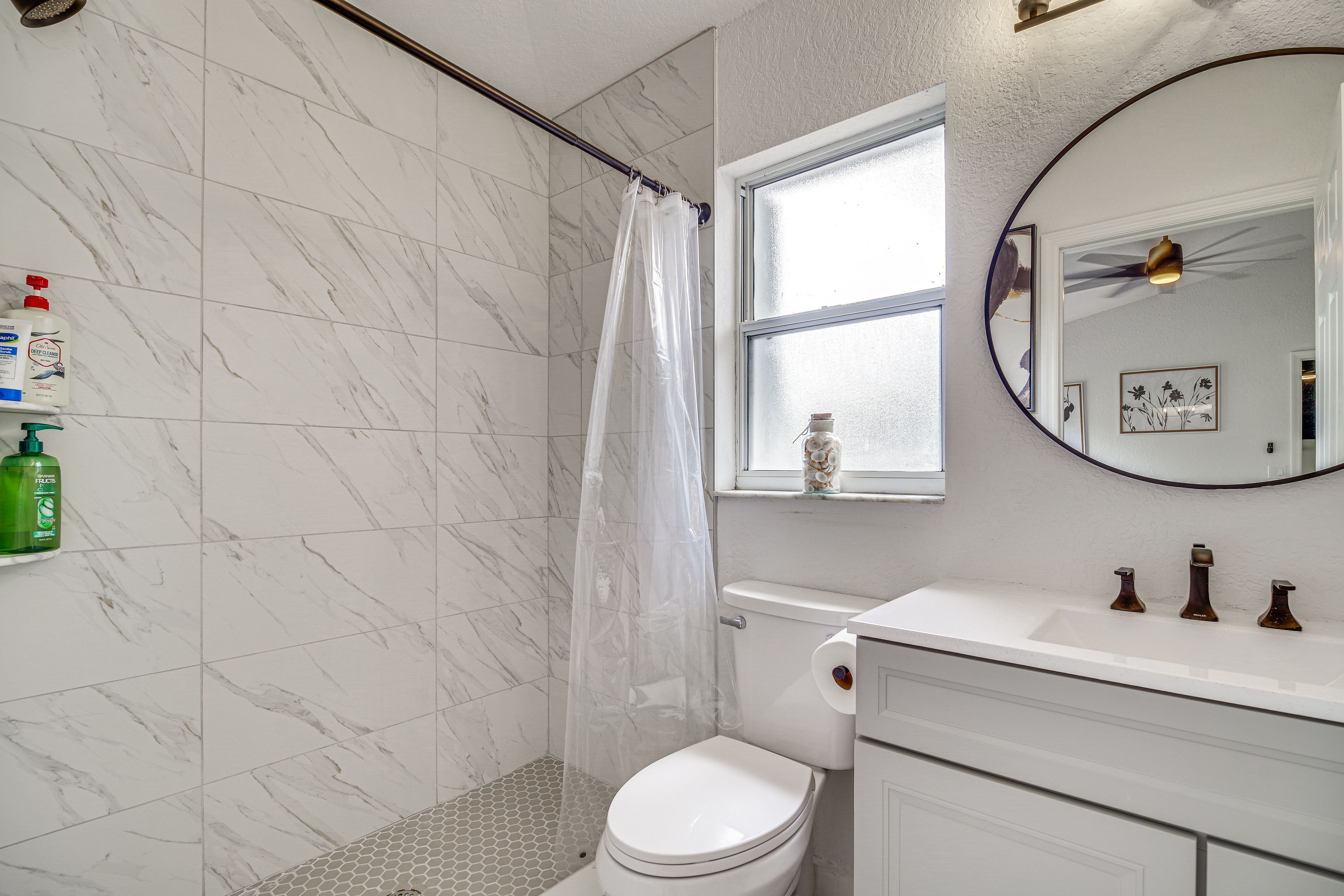 Full Bathroom | Complimentary Toiletries