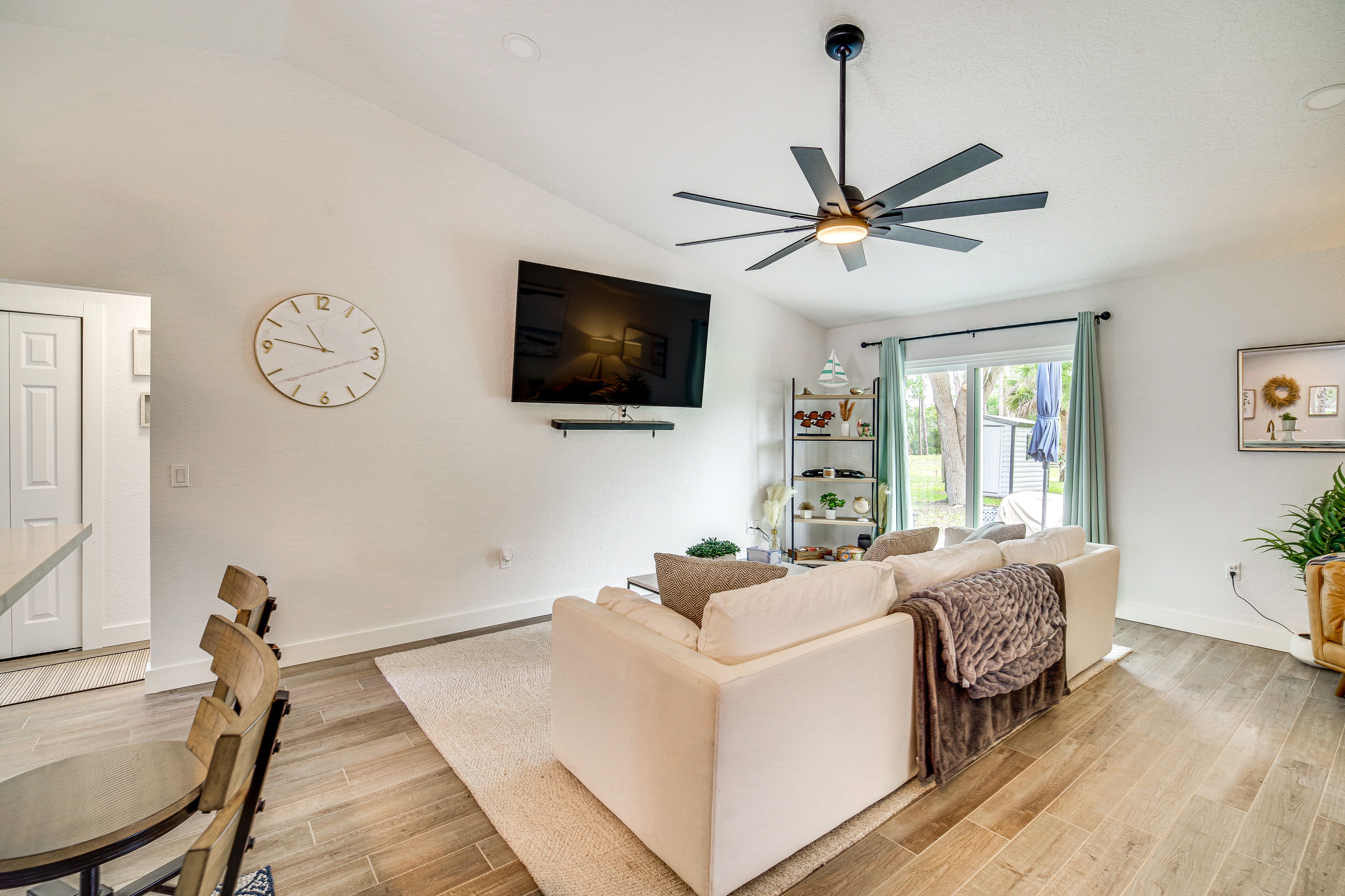 Living Room | Smart TV | Ceiling Fans | Free WiFi