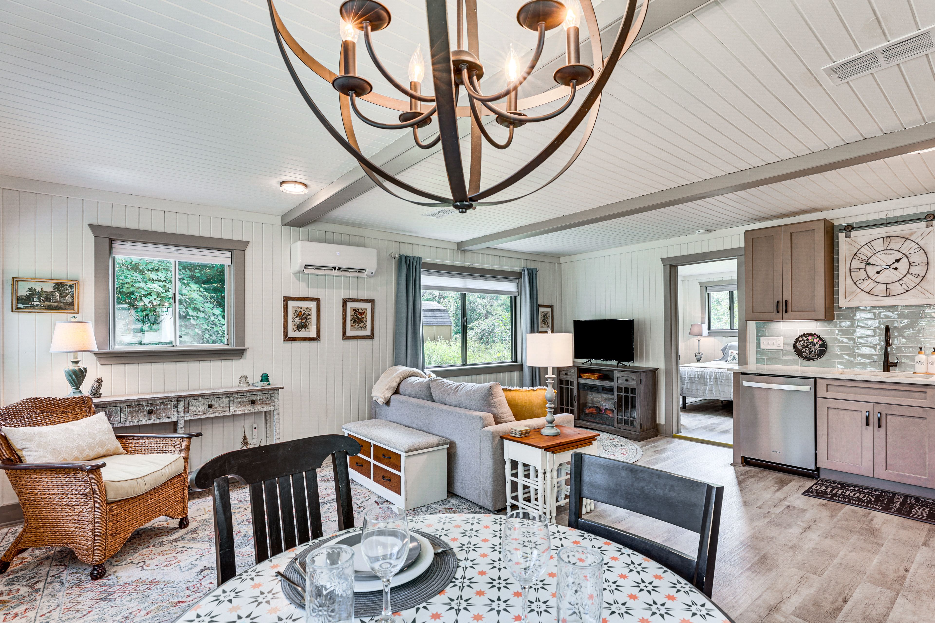 Dining Area | Dishware/Flatware Provided