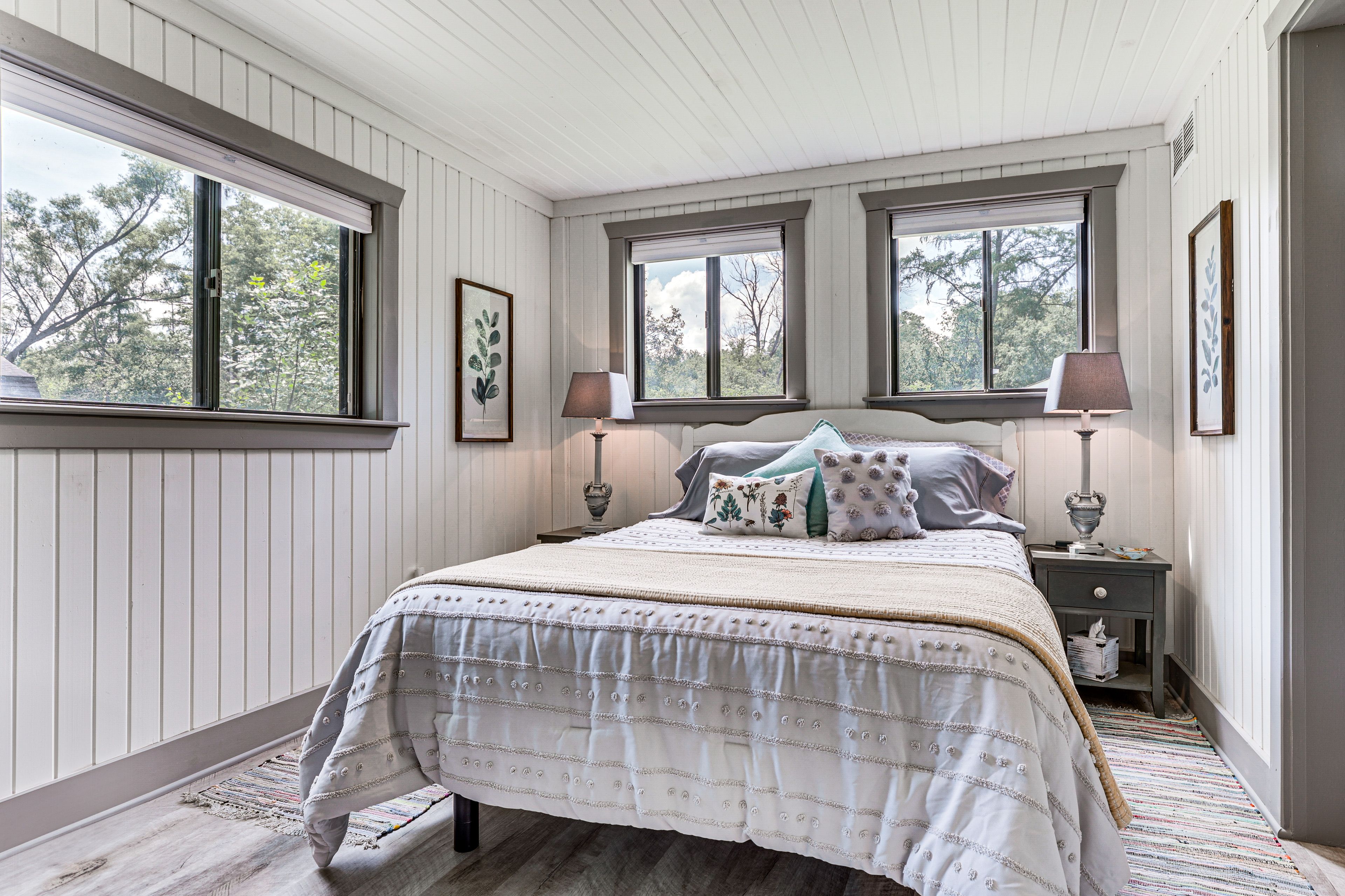 Bedroom | Queen Bed | Linens Provided | En-Suite Bathroom