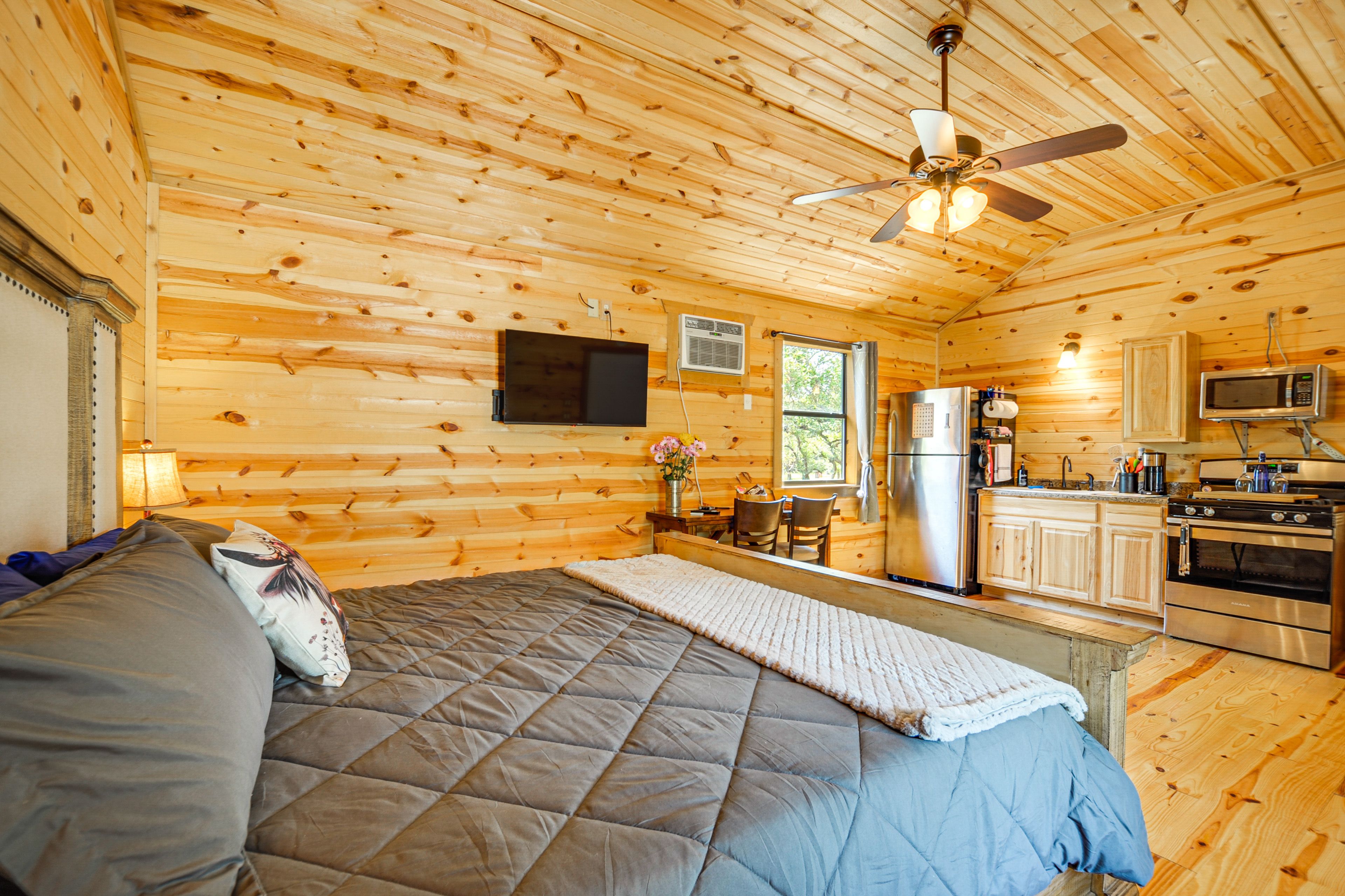 Living & Sleeping Area | King Bed | Electric Heating