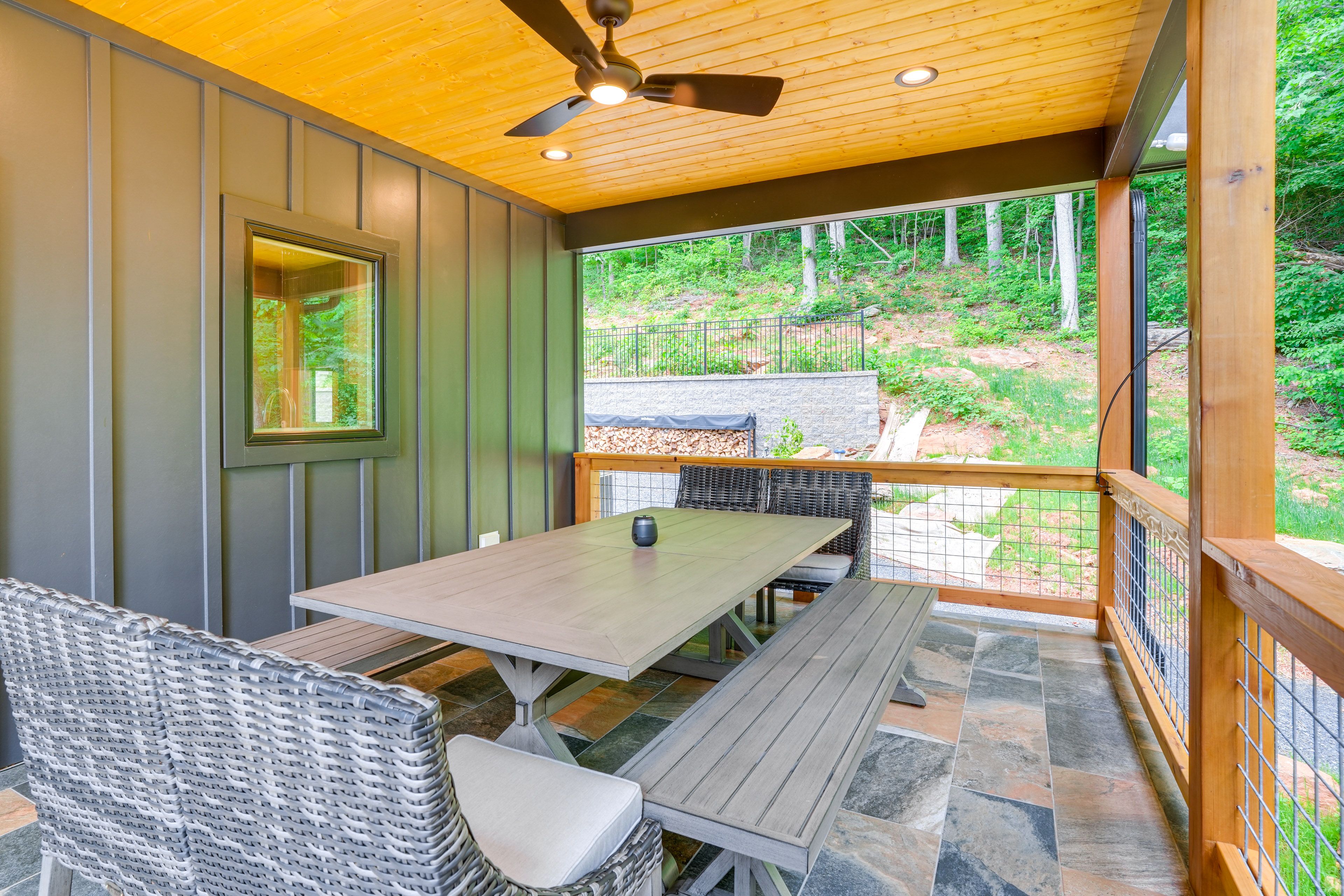 Deck | Outdoor Dining Area