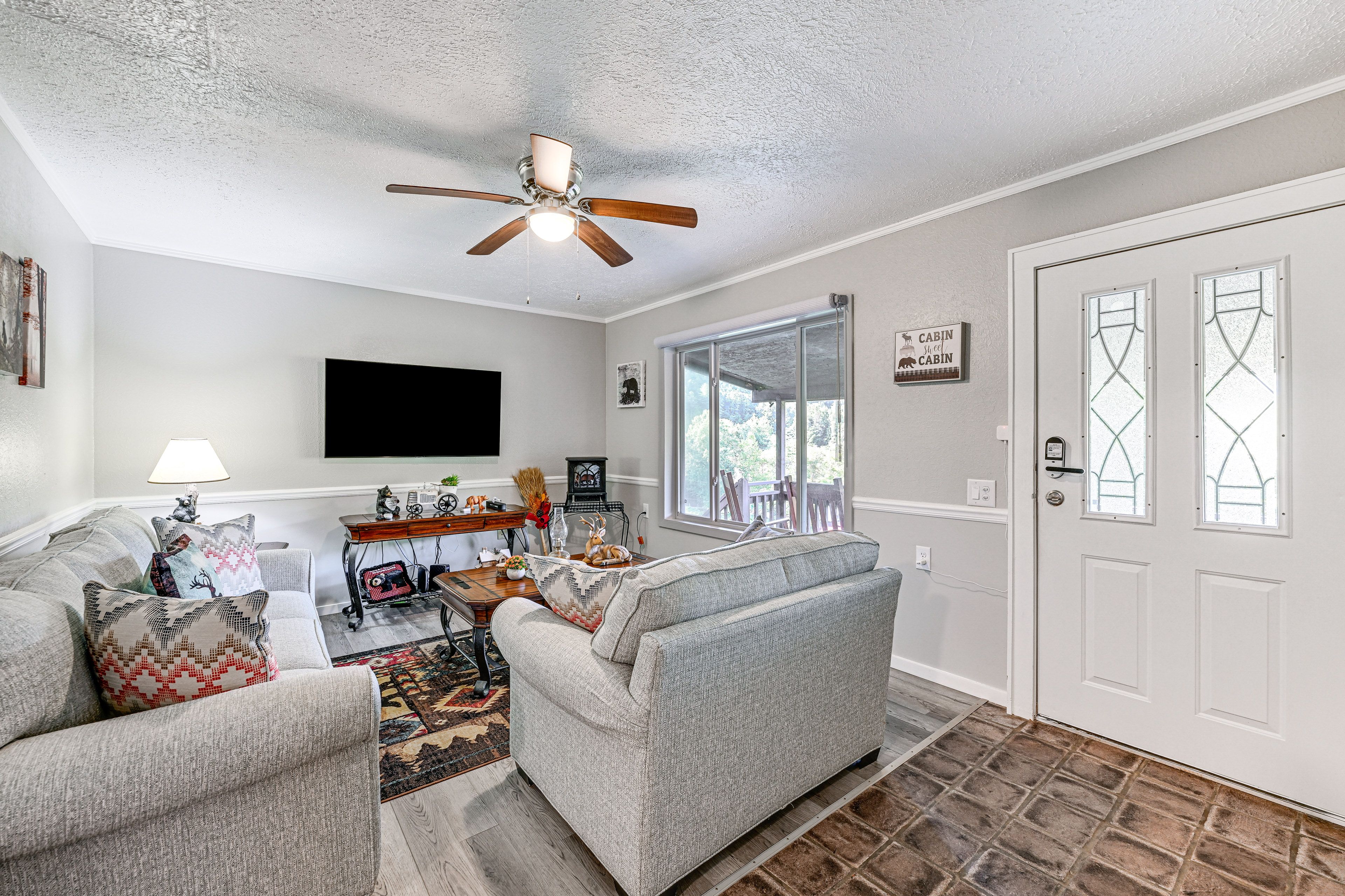 Living Room | Queen Sleeper Sofa | Smart TV | Central A/C | Single-Story Cabin