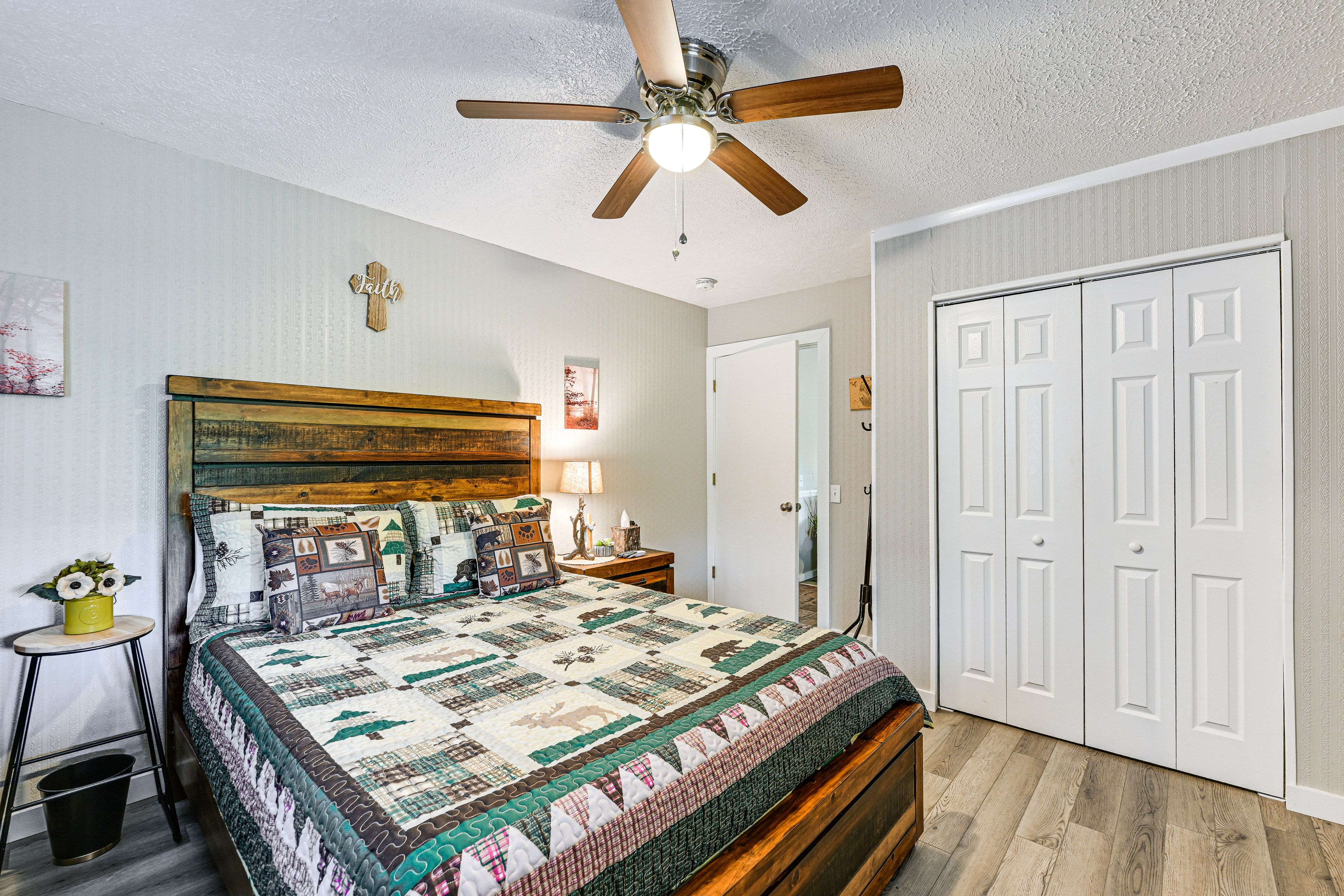 Bedroom | Queen Bed | Smart TV