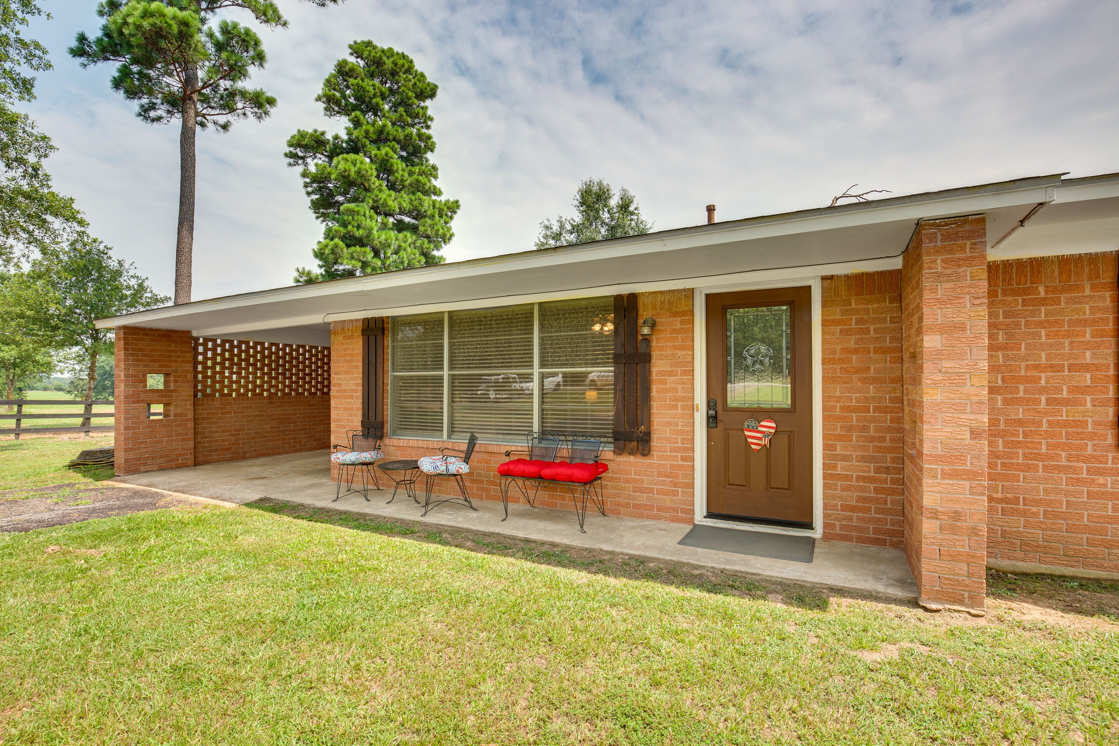 De Kalb Vacation Rental | 3BR | 1BA | 1 Step Required | 1,400 Sq Ft