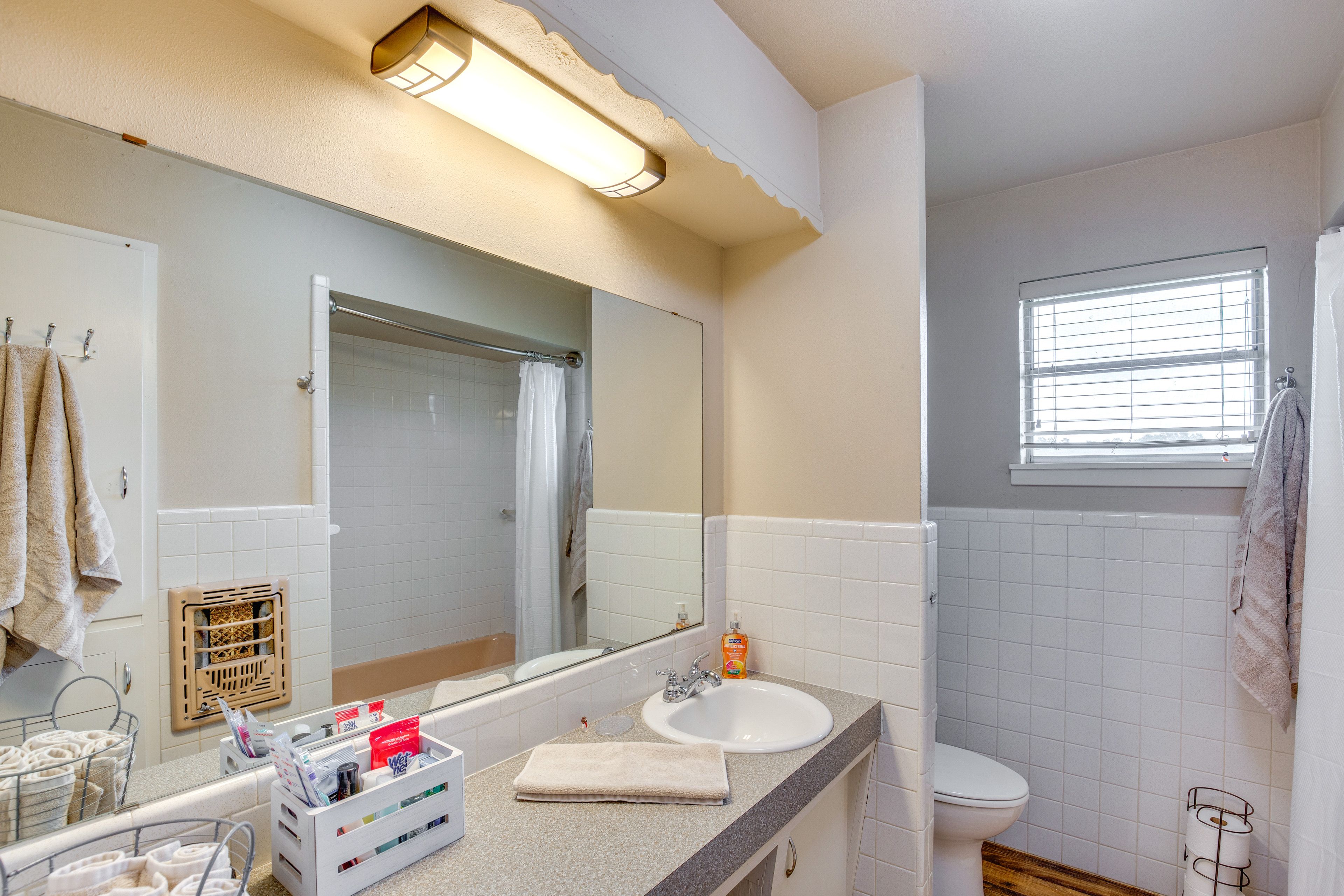 Full Bathroom | Towels Provided | Complimentary Toiletries