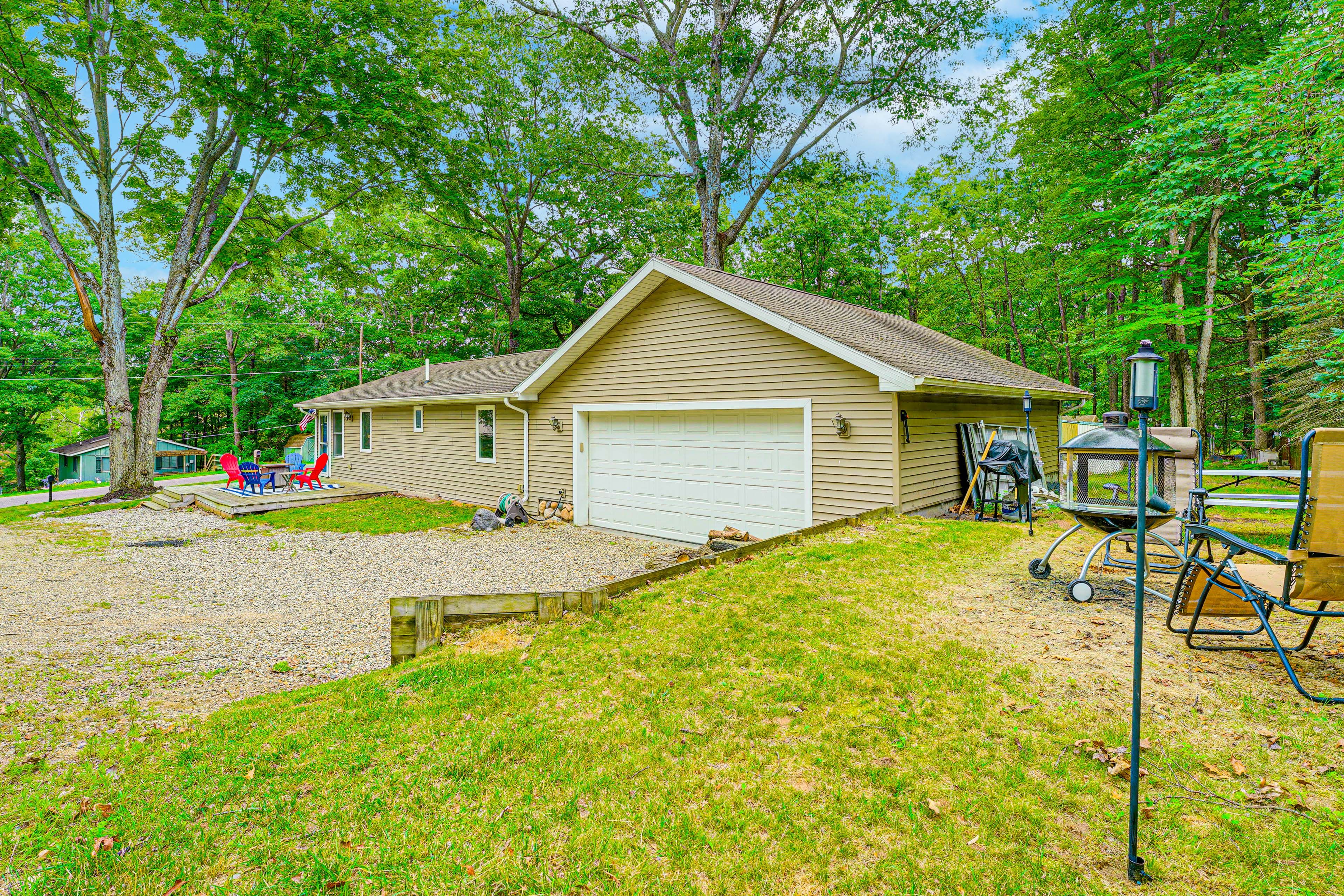 Parking | Garage (1 Vehicle) | Driveway (2 Vehicles) | RVs/Trailers Welcome