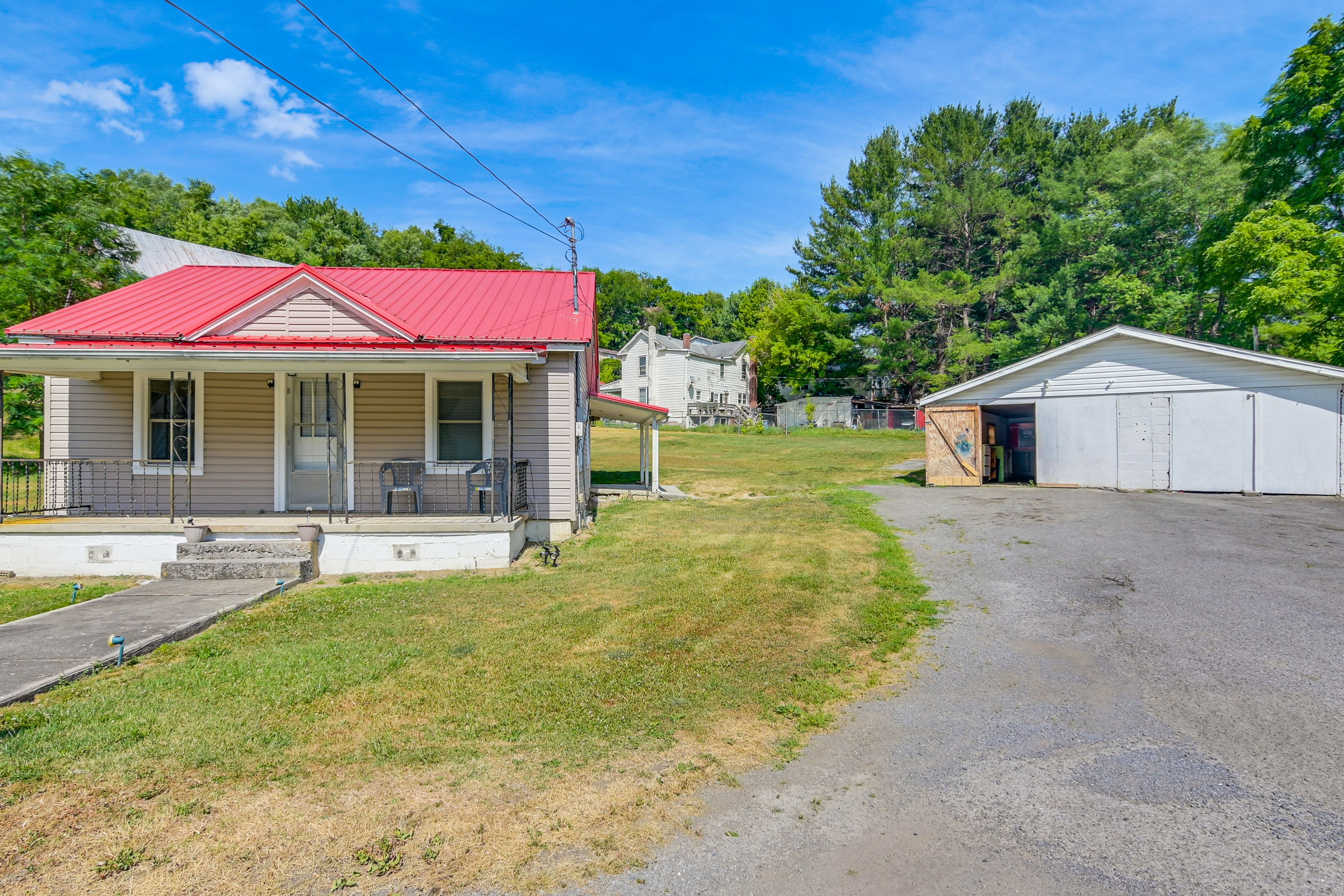 Exterior | Garage (1 Vehicle) | Driveway (5 Vehicles)