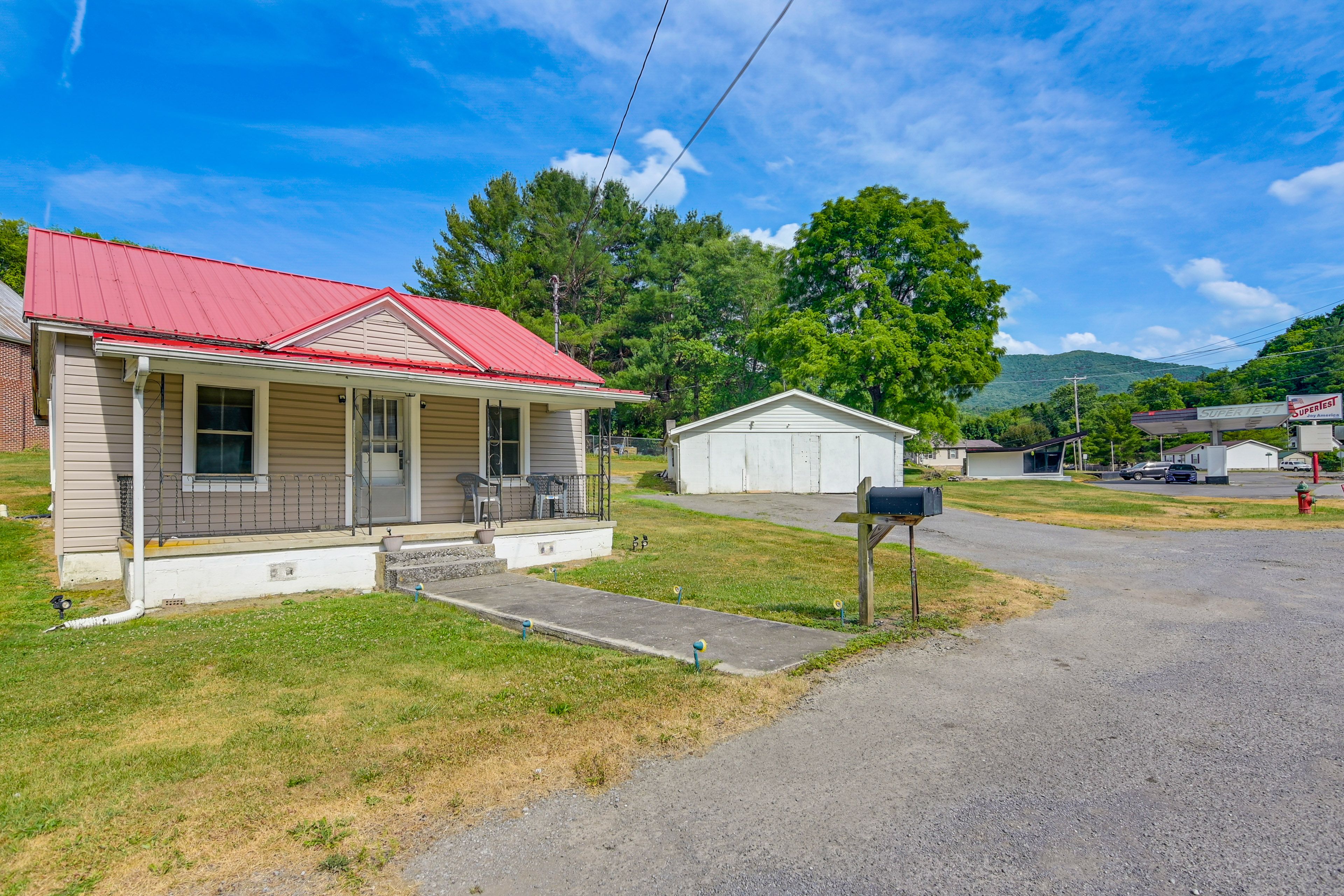Tazewell Vacation Rental | 2BR | 1BA | 750 Sq Ft | 3 Steps to Enter