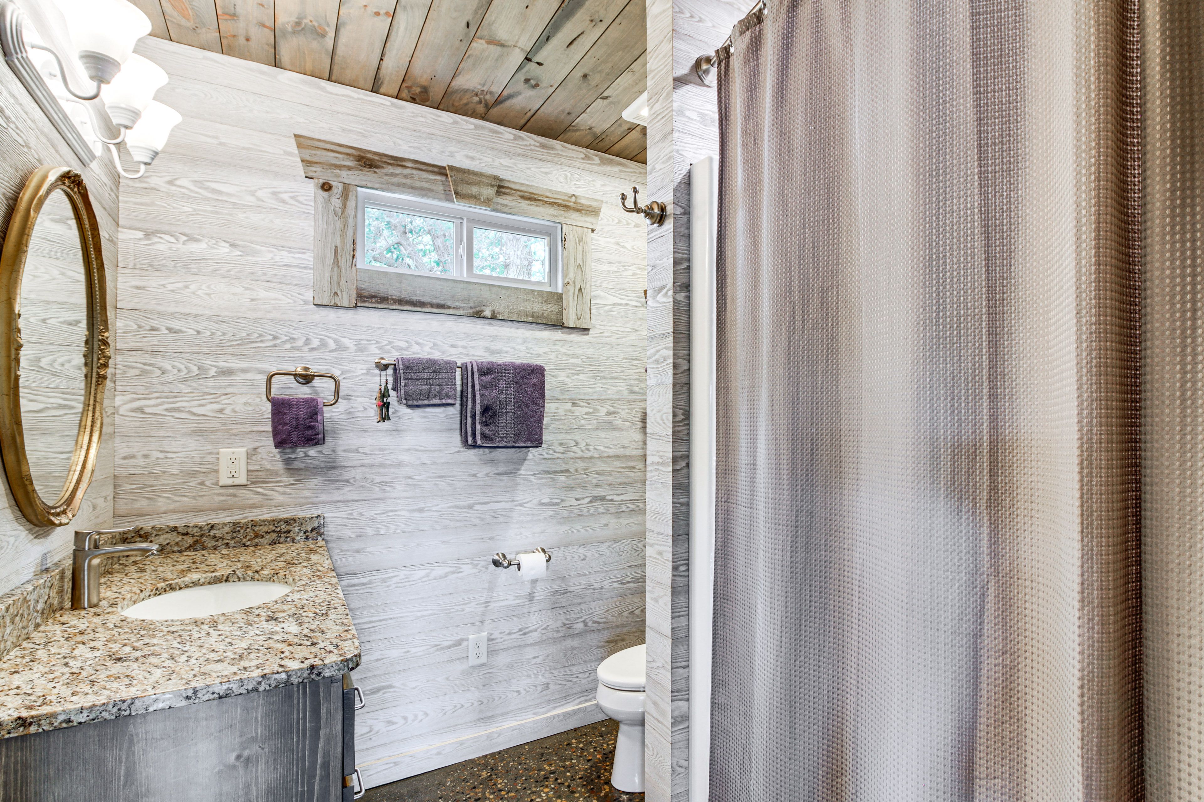 Full Bathroom | Towels Provided