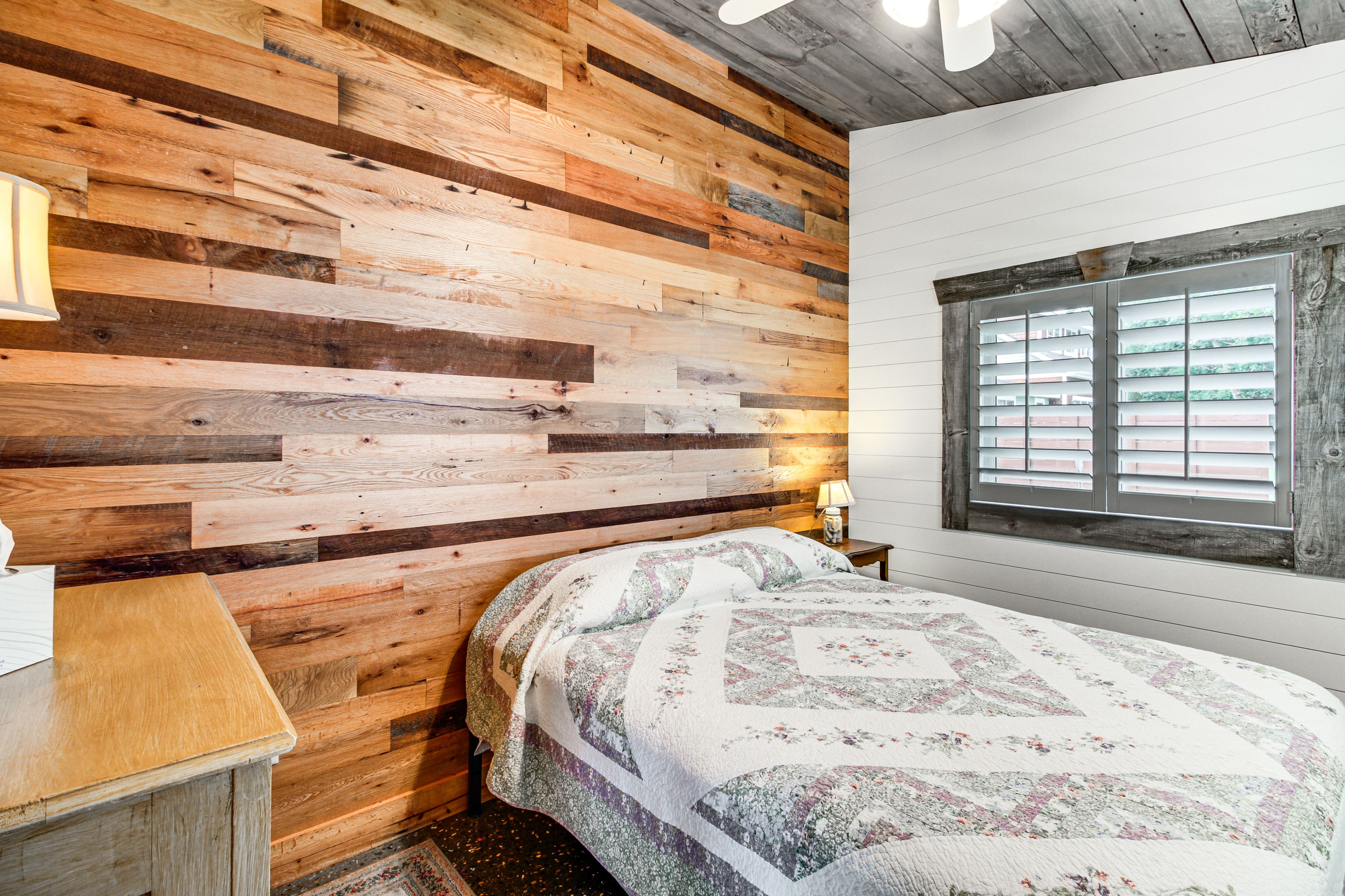 Bedroom 1 | Queen Bed