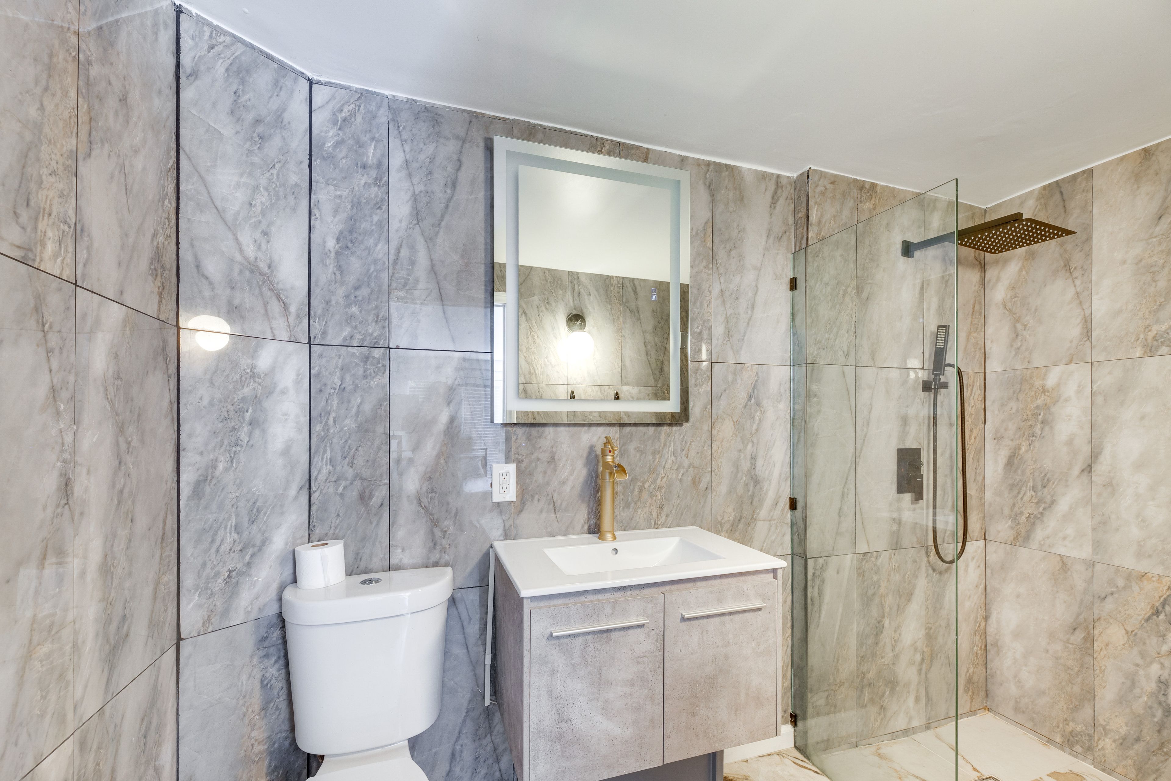 Full Bathroom | Towels Provided | Complimentary Toiletries