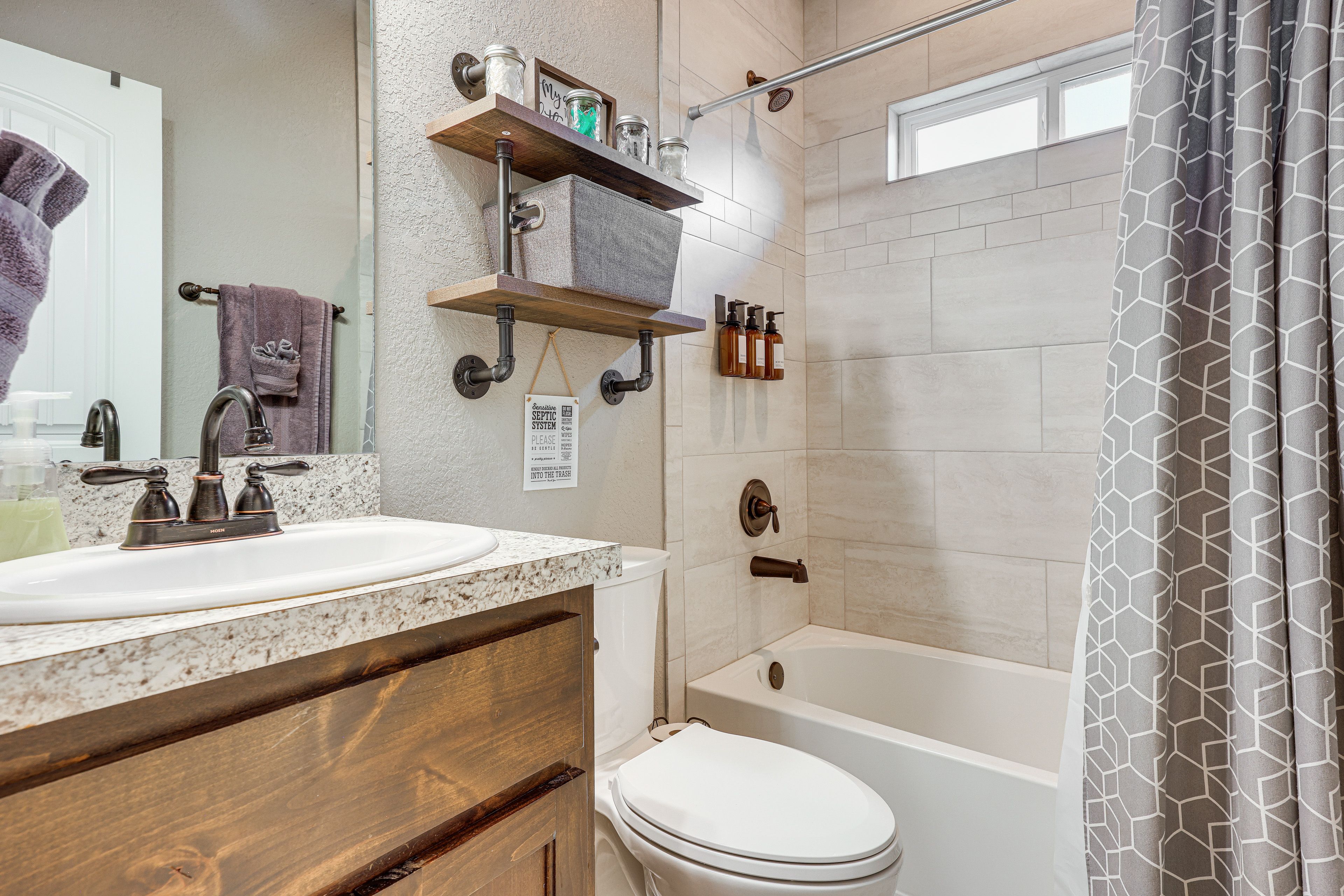 Full Bathroom | Towels Provided