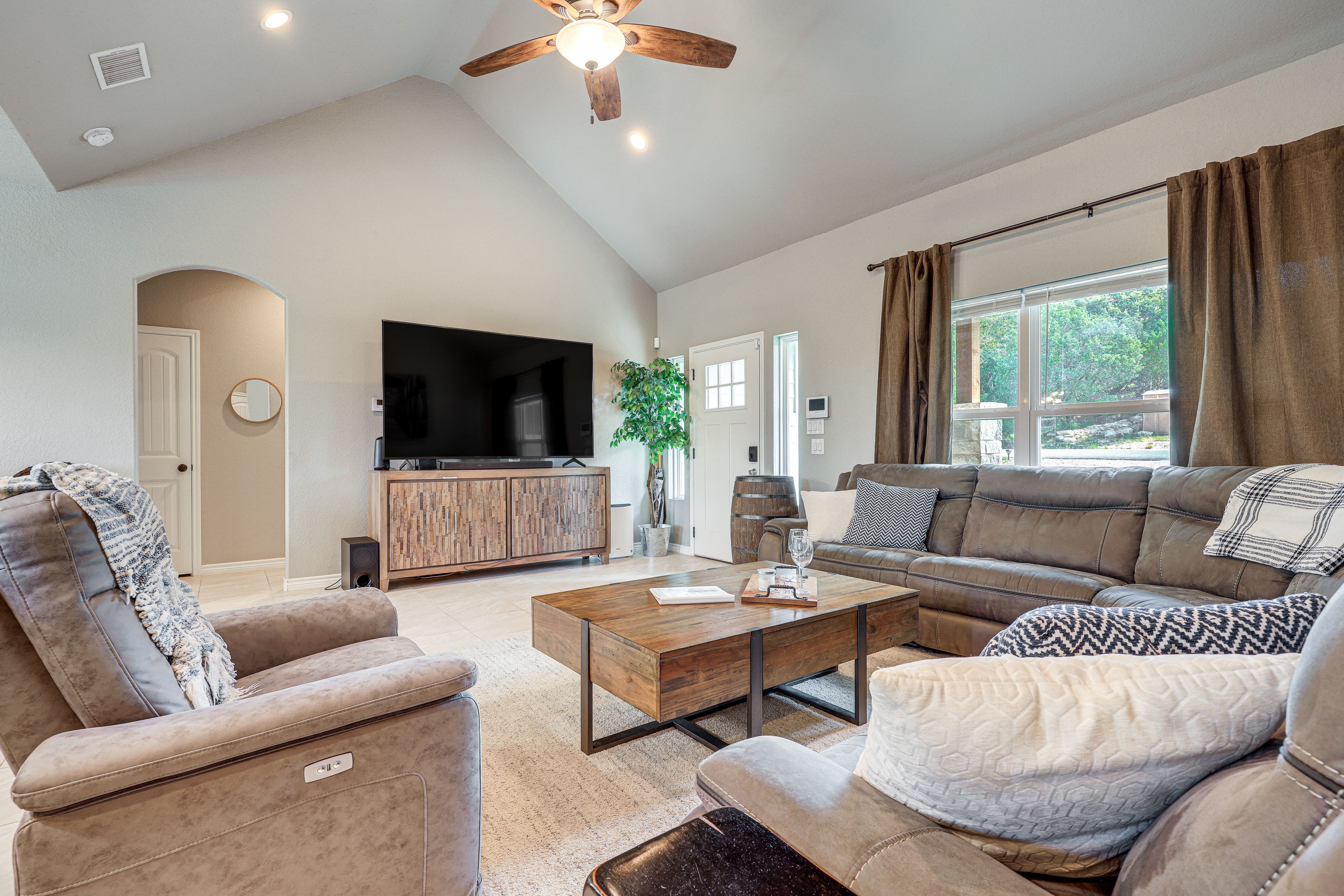 Living Room | Flat-Screen TV | Single-Story Home | Central Air Conditioning/Heat