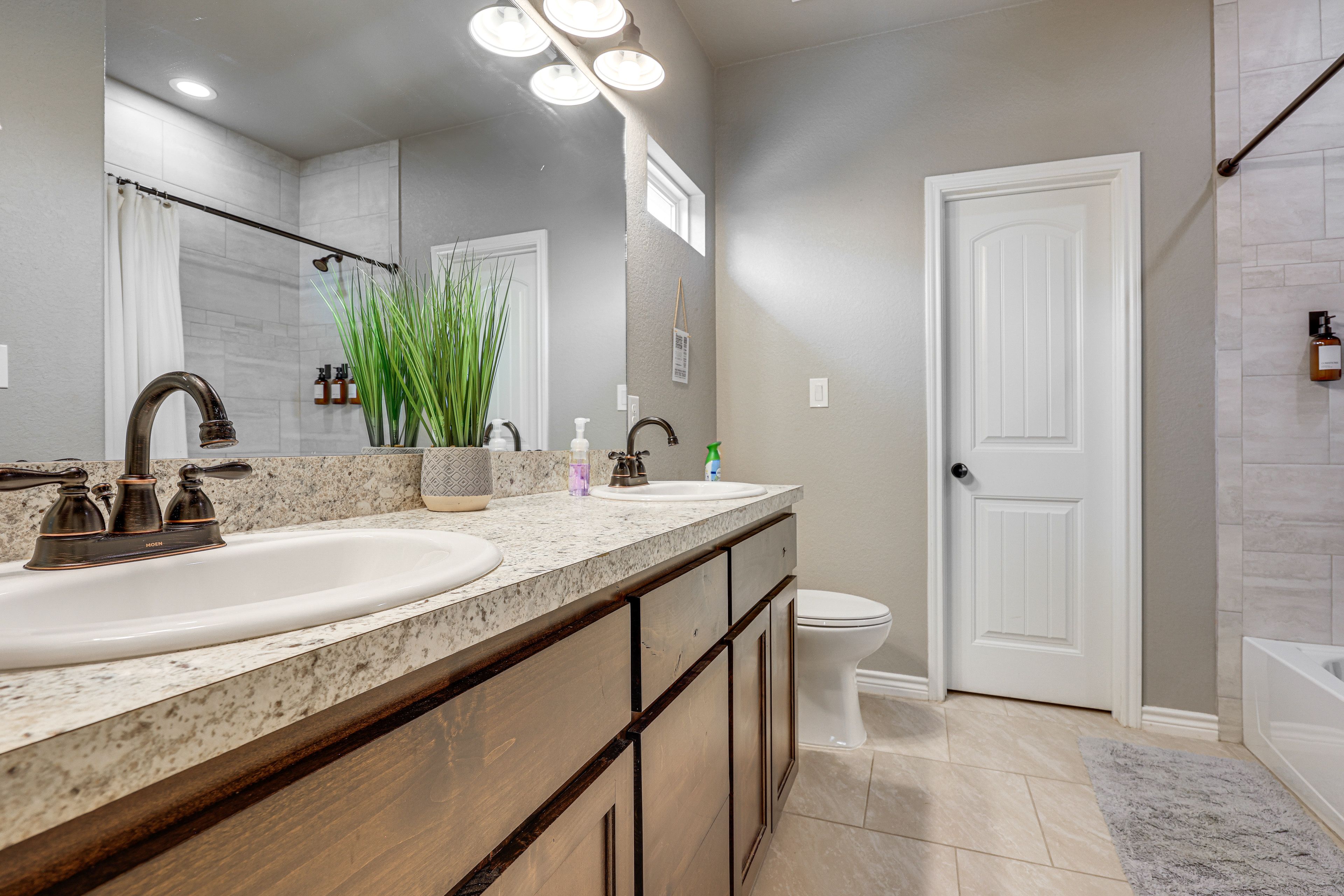 En-Suite Bathroom | Bathtub/Shower | Complimentary Toiletries