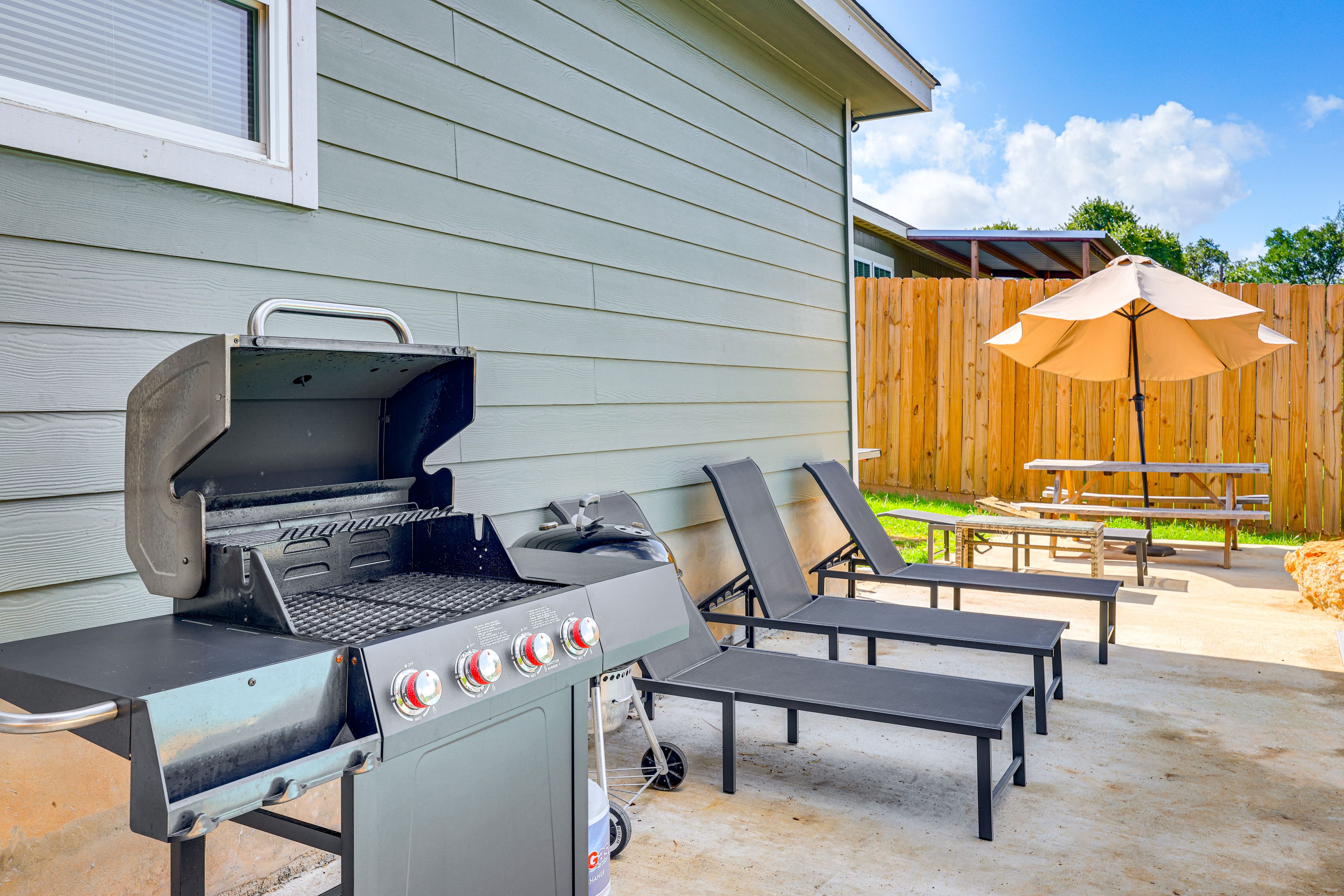 Patio | Gas Grill | Picnic Table