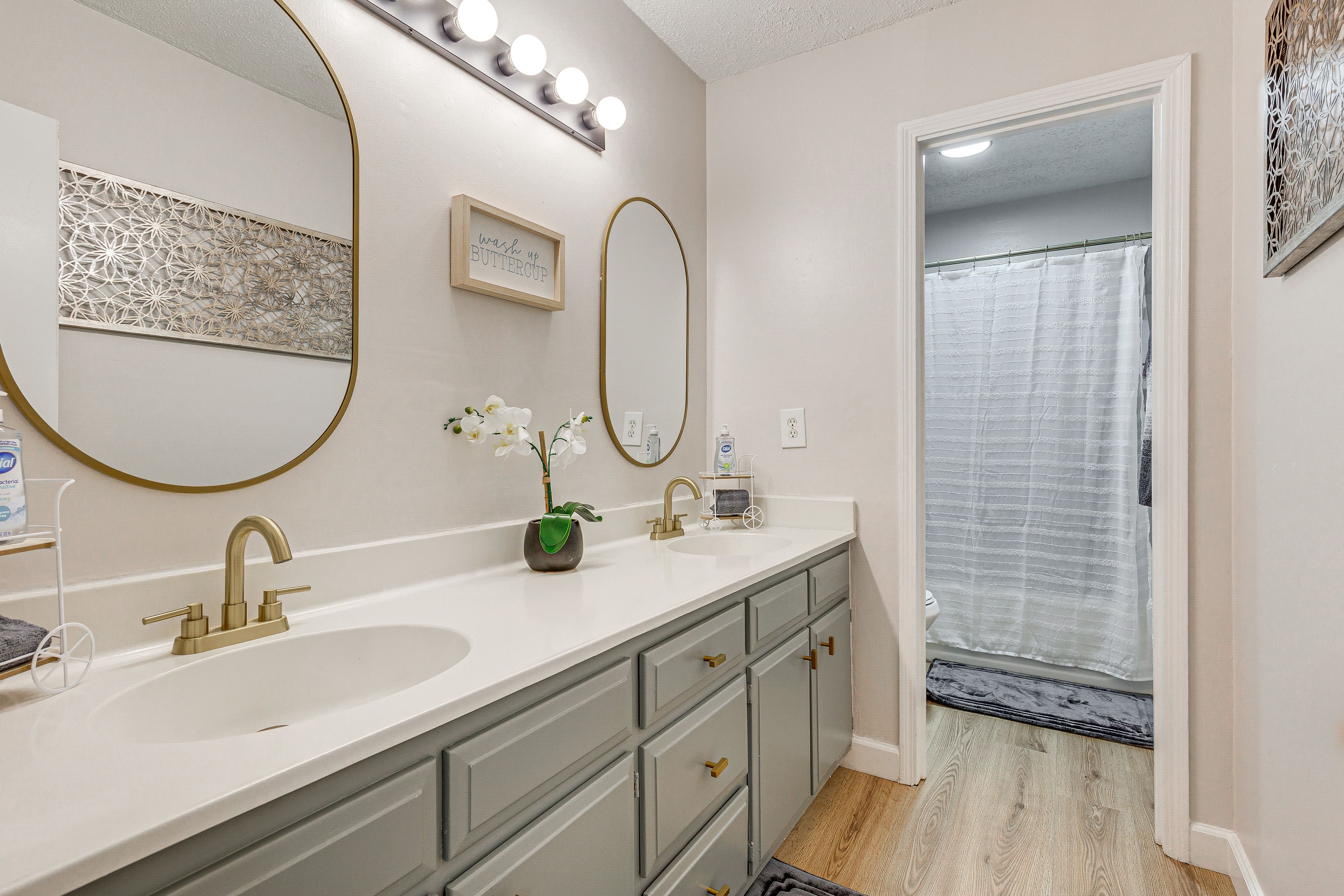 Full Bathroom | Complimentary Toiletries | 2nd Floor