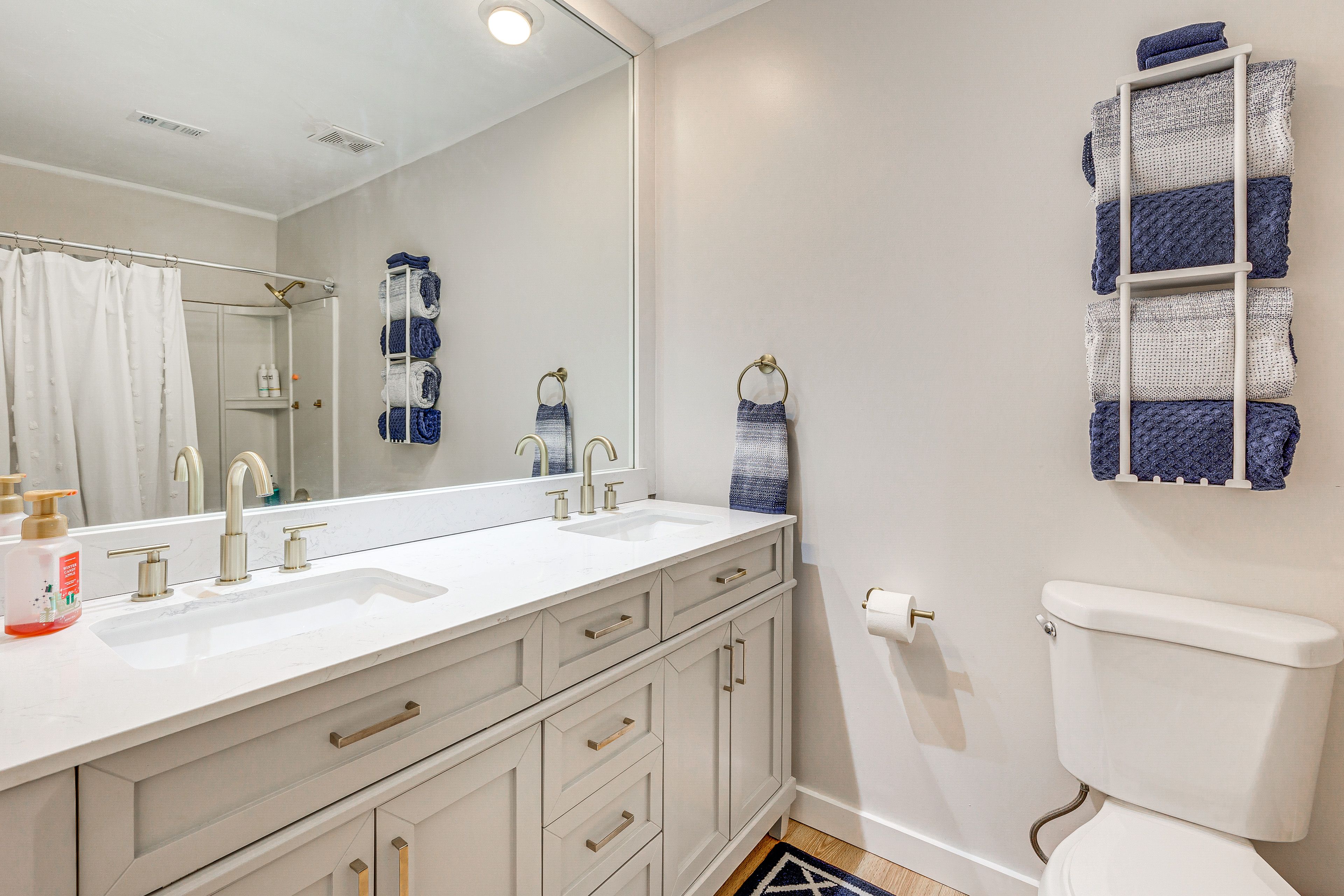 Full Bathroom | 2nd Floor