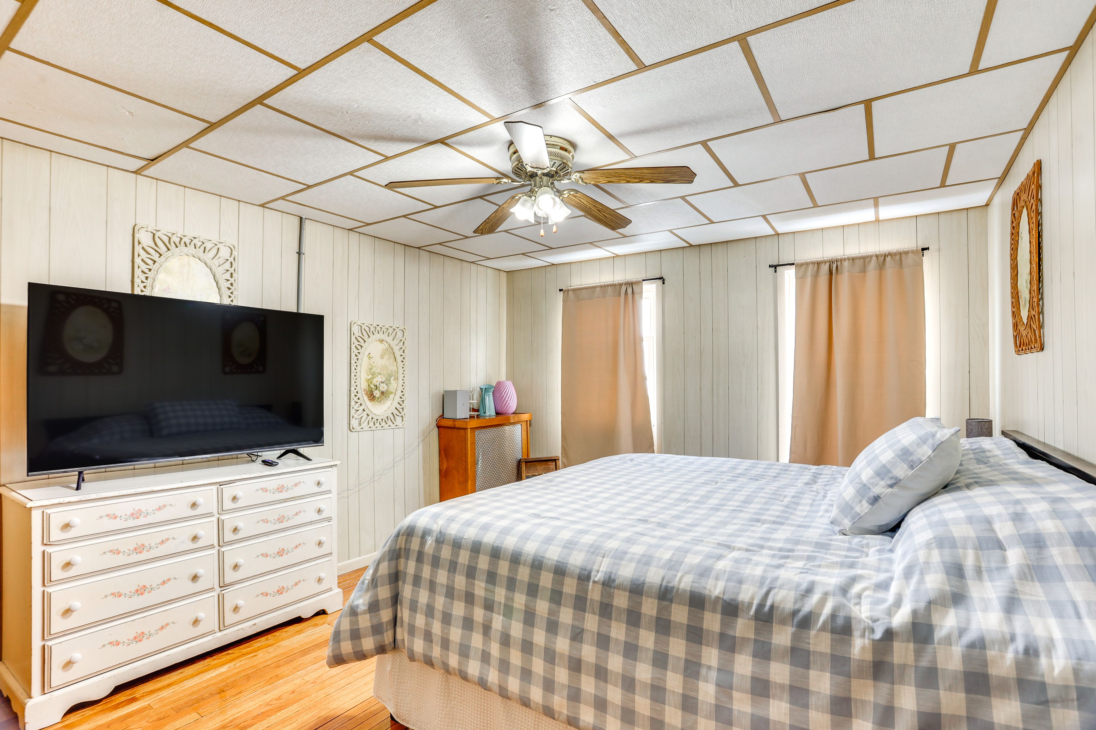 Bedroom 1 | King Bed | 2nd Floor | Linens Provided