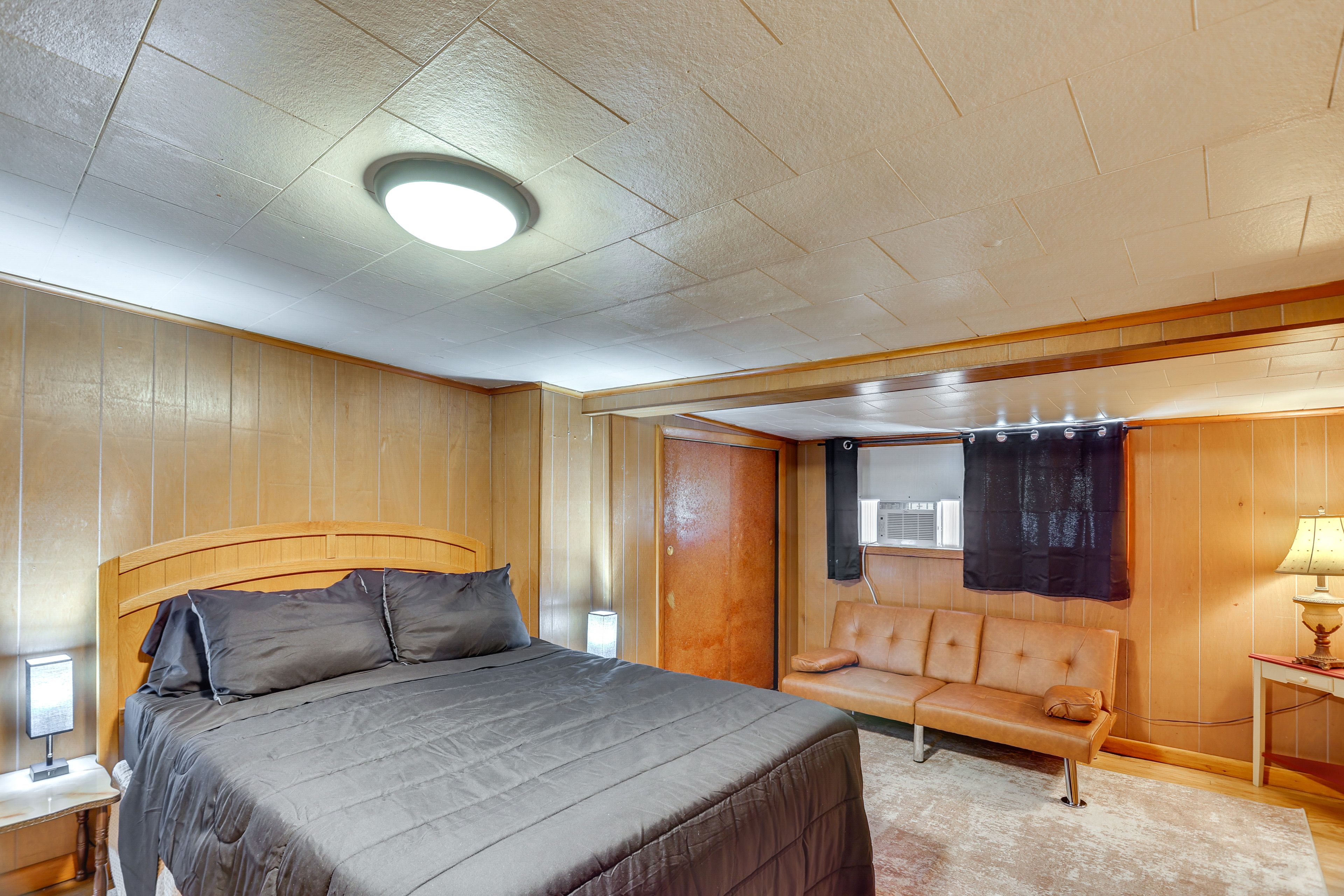 Bedroom 2 | Queen Bed | Twin Futon | 2nd Floor | Hangers