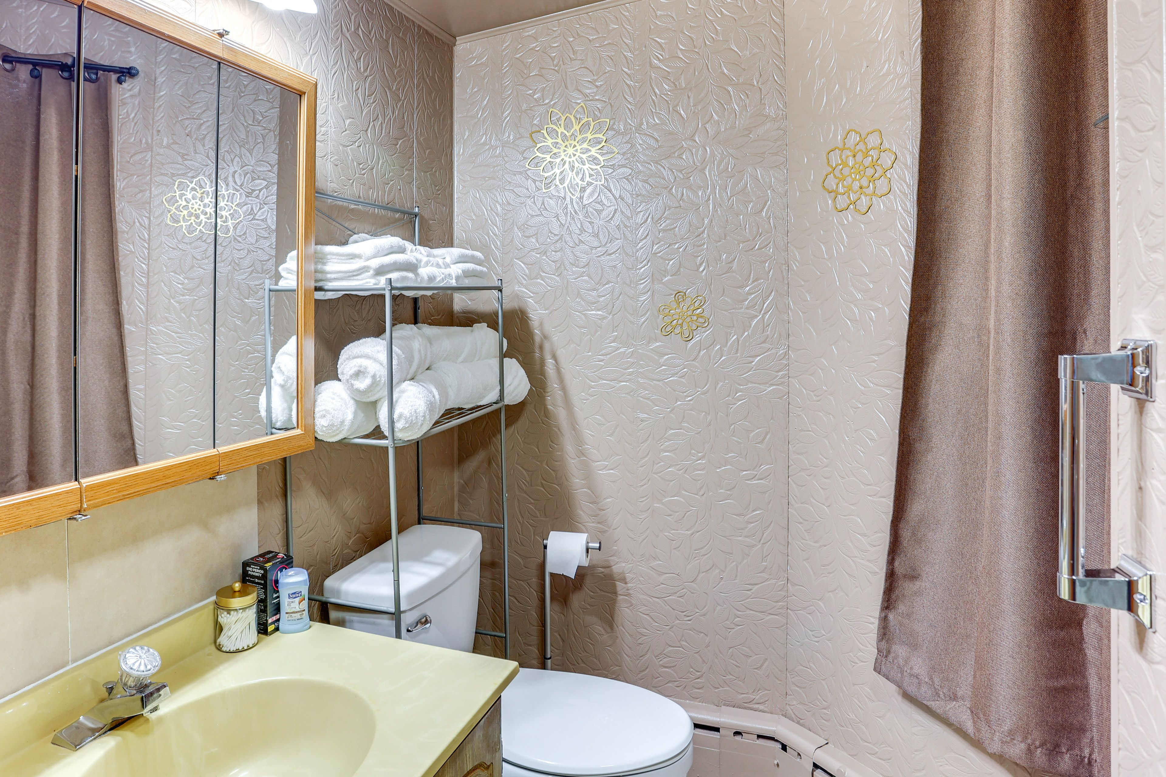 Full Bathroom | 2nd Floor | Towels Provided | Complimentary Toiletries