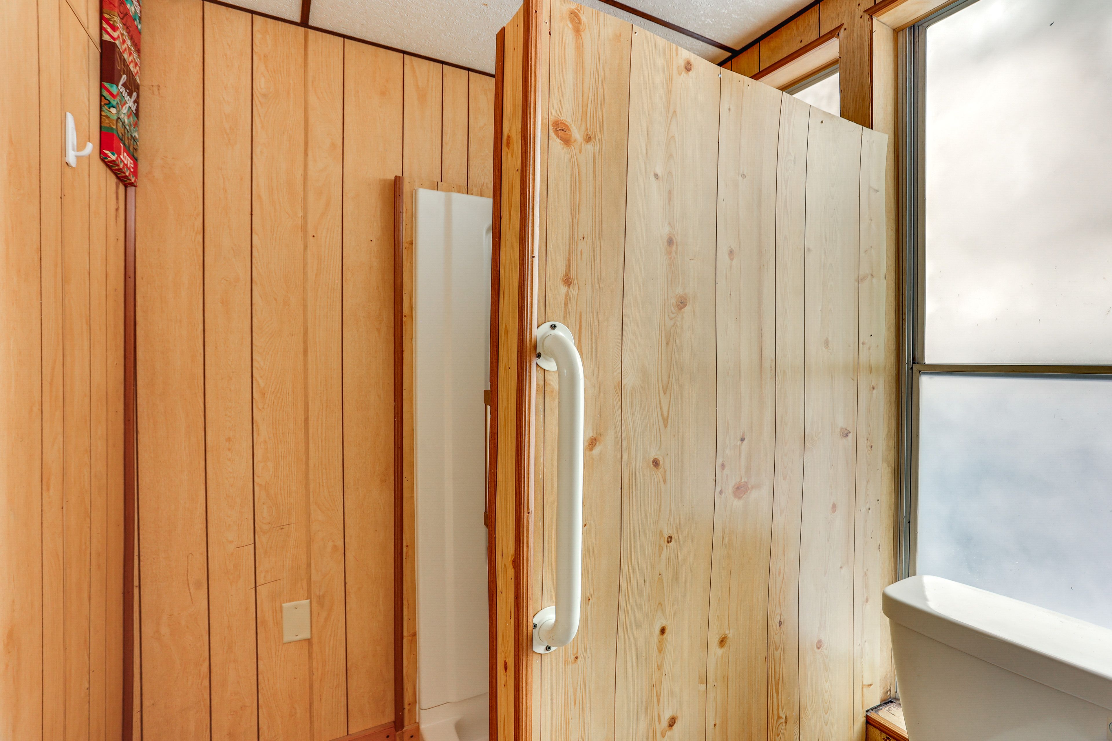 Full Bathroom | 1st Floor | Hair Dryer | Grab Rail
