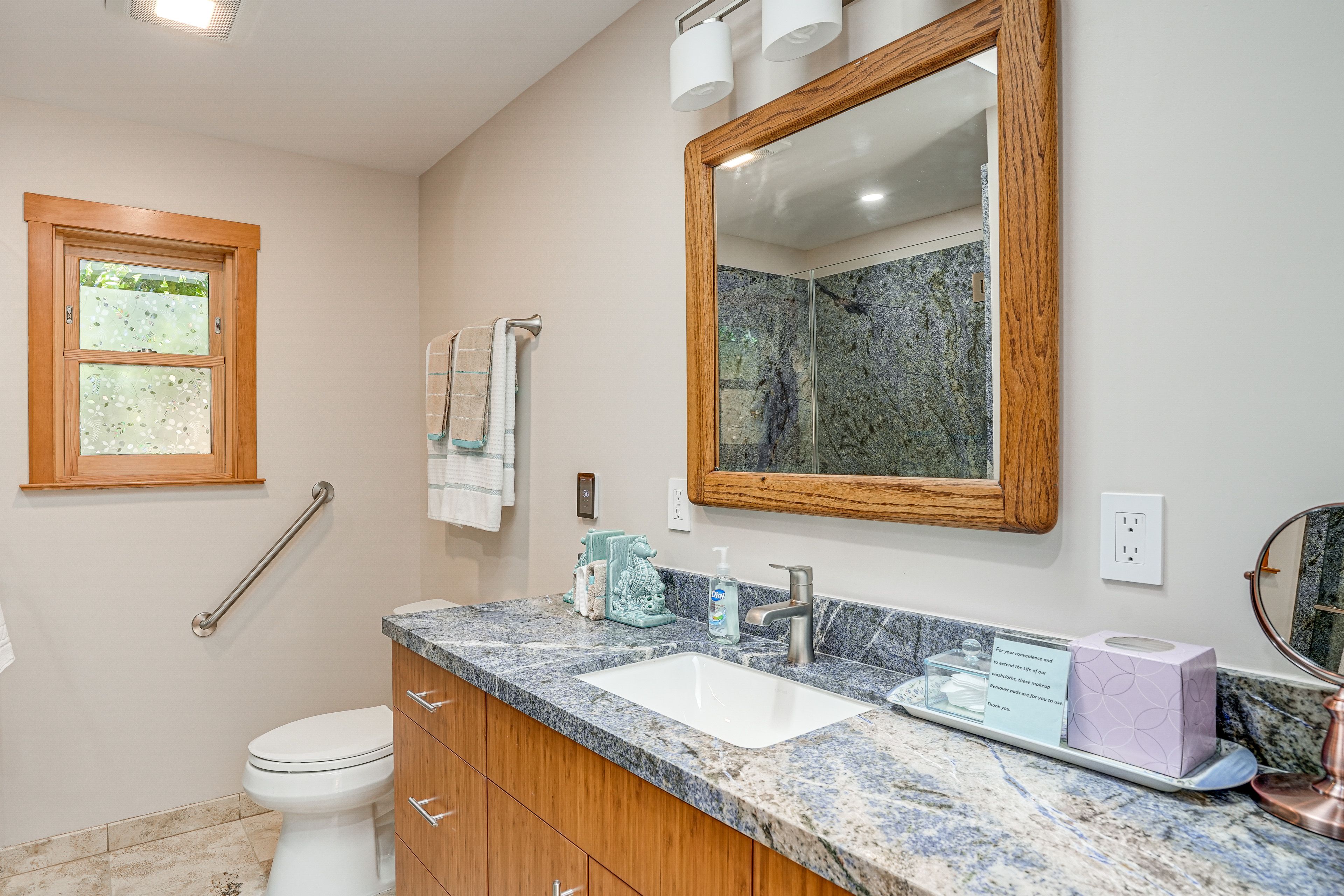 Full Bathroom | Towels Provided | Complimentary Toiletries